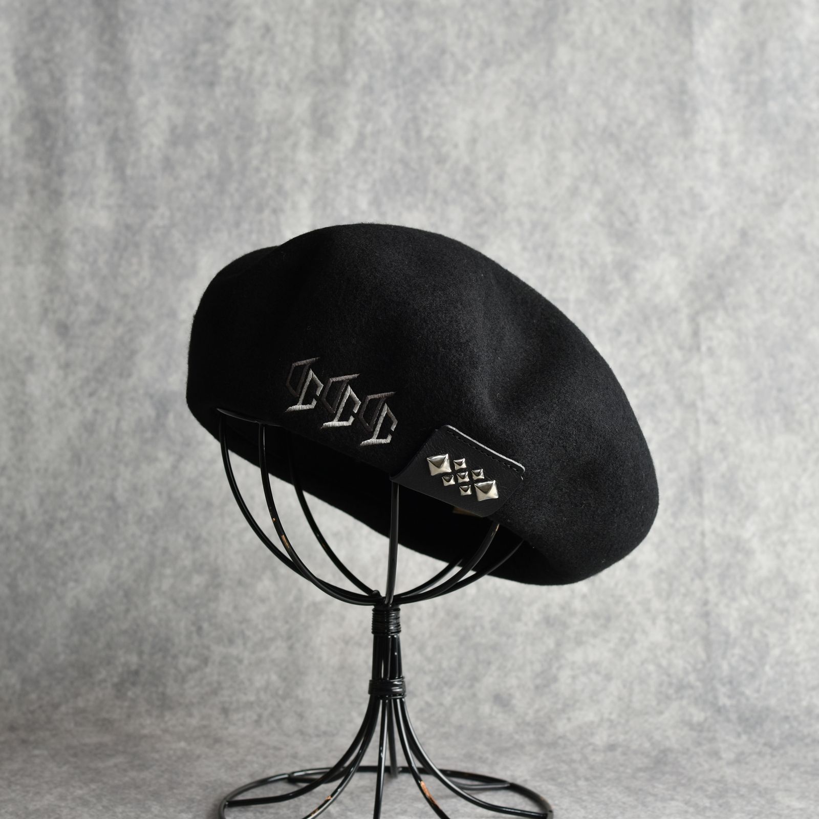 × THE H.W.DOG&CO. EMBROIDERY WOOL BERET (BLACK) / ザ エイチダブリュウ ドッグアンドコー ウール ベレー帽