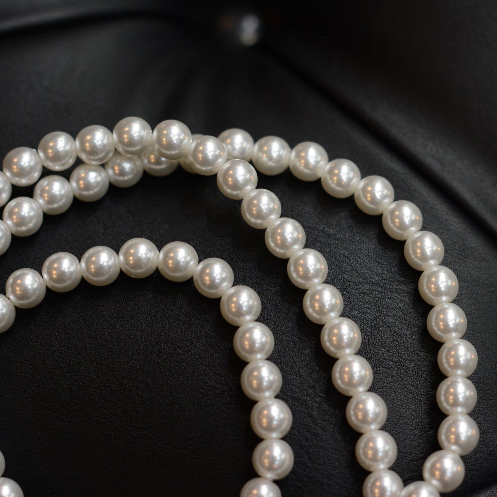 PEARL MASK HOLDER"
