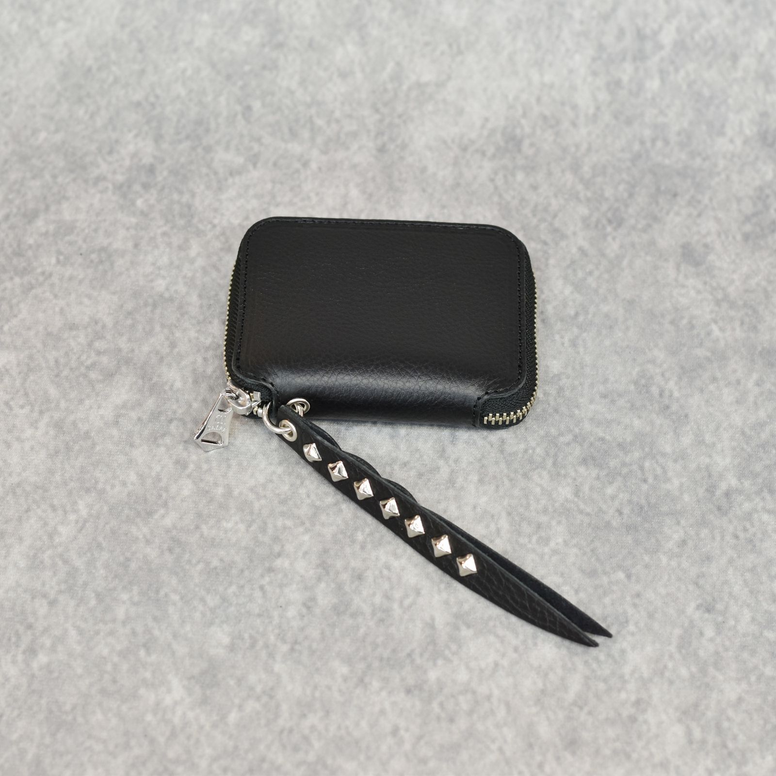 PLANE LEATHER ZIP MULTI WALLET ＜STUDS CHARM＞ (BLACK)｜プレーン レザー ラウンドジップ マルチウォレット 二つ折り財布 ＜スタッズチャーム＞｜CL-25AW019LE