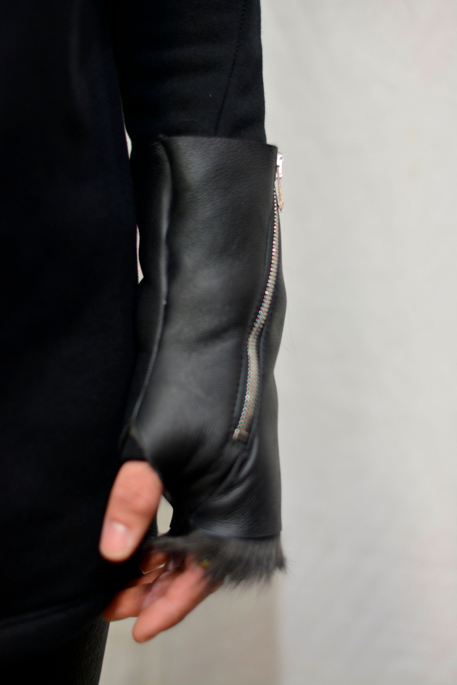 "SHEEP SHEARLING GLOVE SPAIRAL ZIP