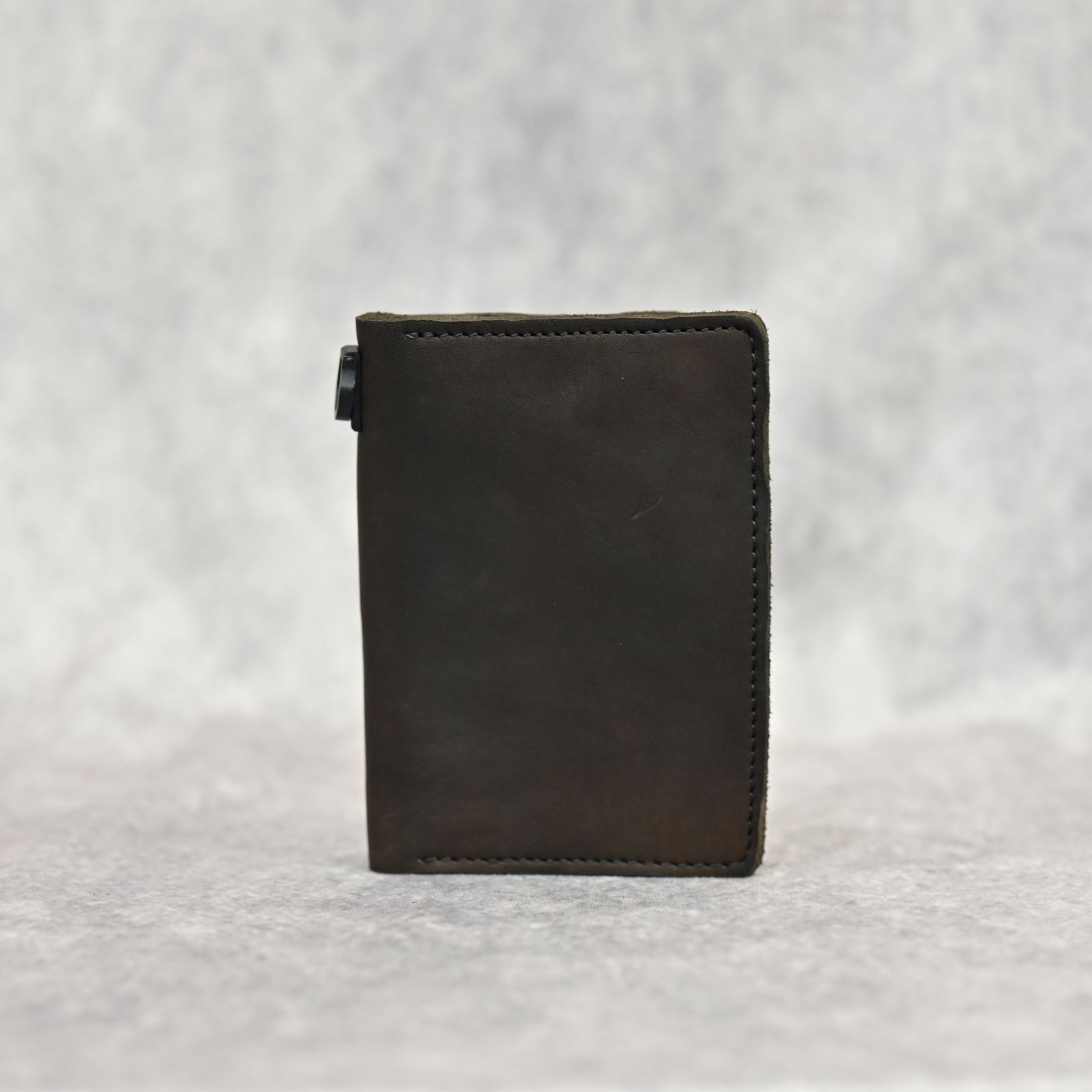ジャパンショルダー製品染め スモールトラッカーウォレット （KHAKI）｜318-37
