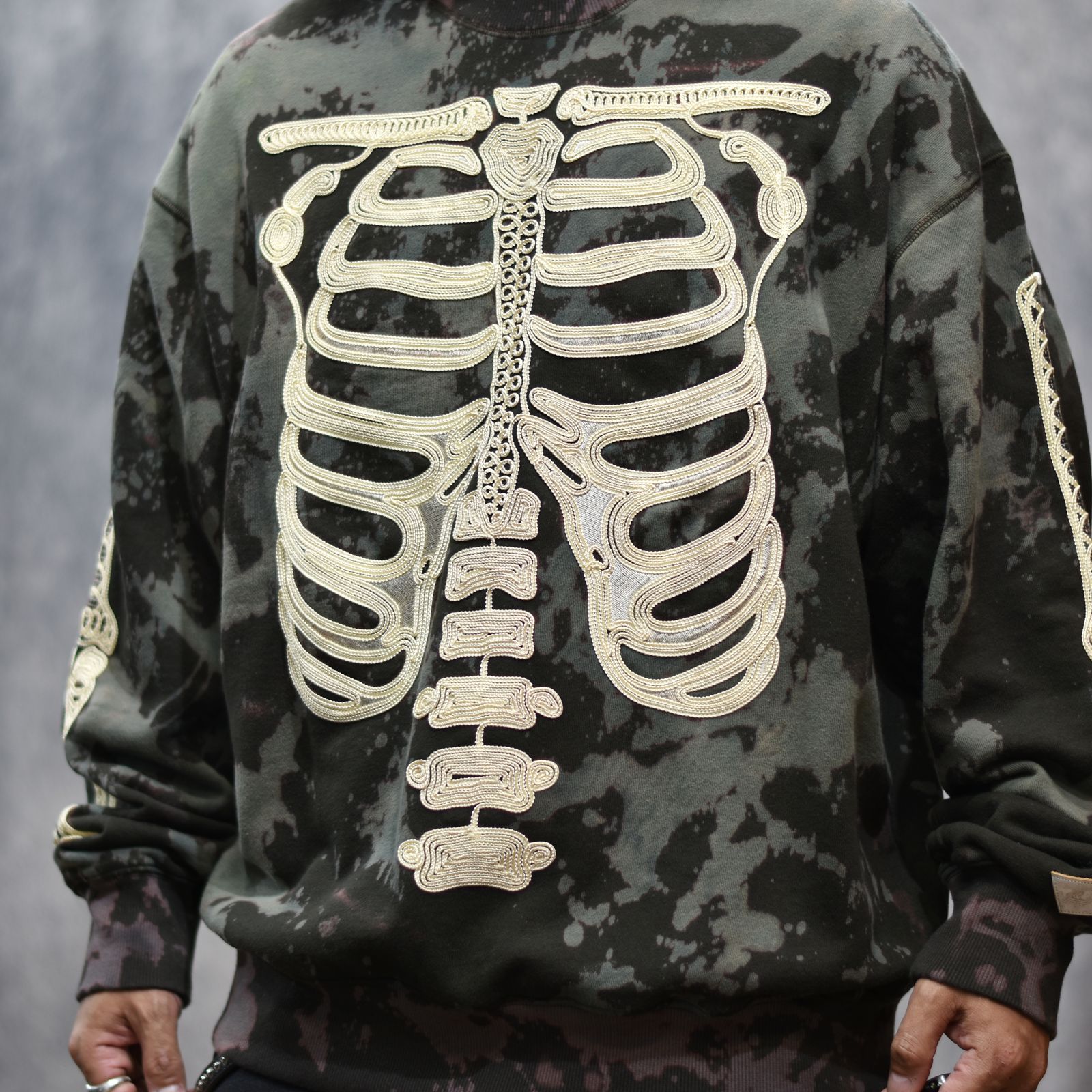 CORD EMBROIDERED COTTON BLEACH CREWNECK SWEATER 'BONES (MULTI)｜コード刺繍 クルーネック スウェット トレーナー｜PD26SC06