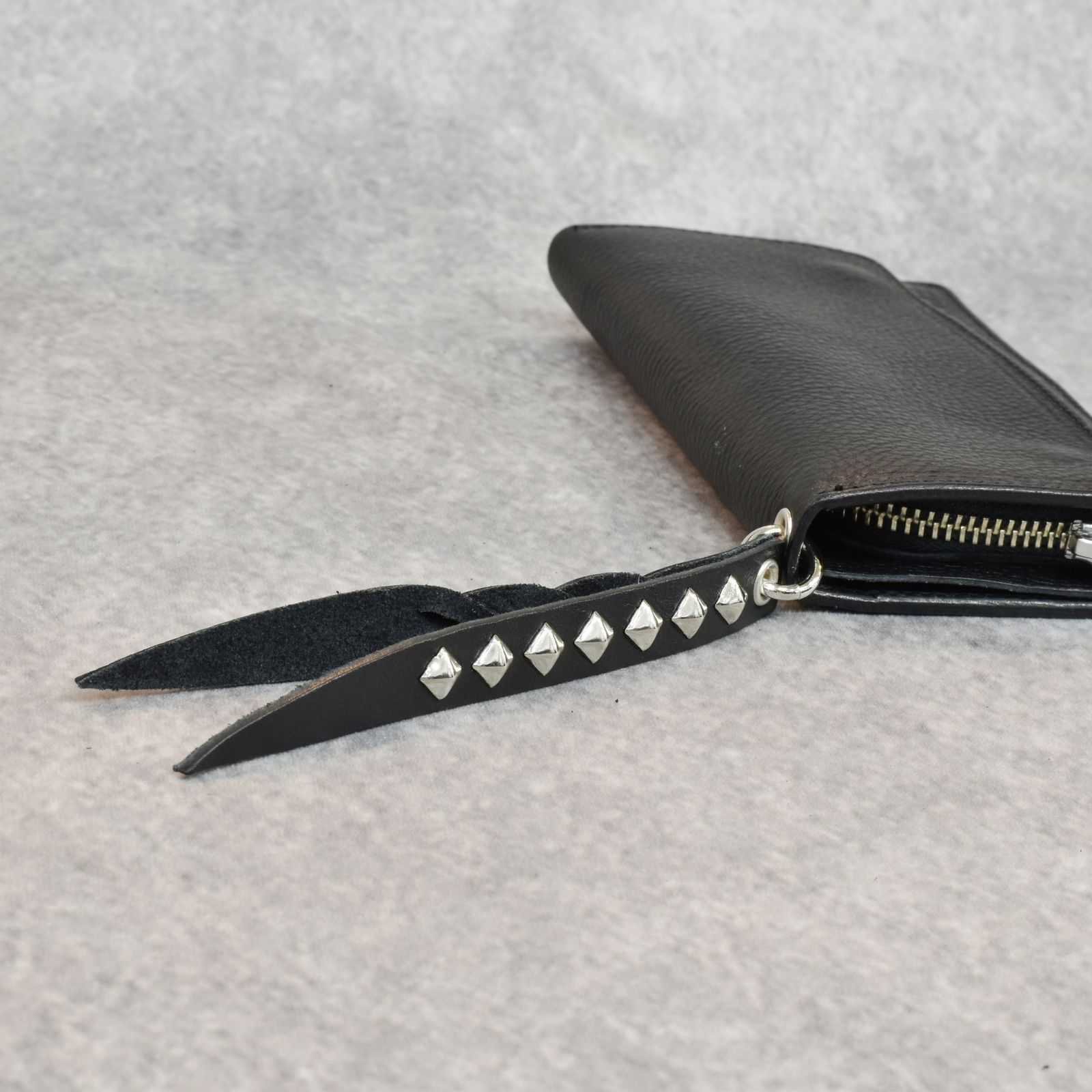 PLANE LEATHER LONG WALLET ＜STUDS CHARM＞ (BLACK)｜プレーン レザー ロングウォレット 長財布 ＜スタッズチャーム＞｜CL-25AW018LE
