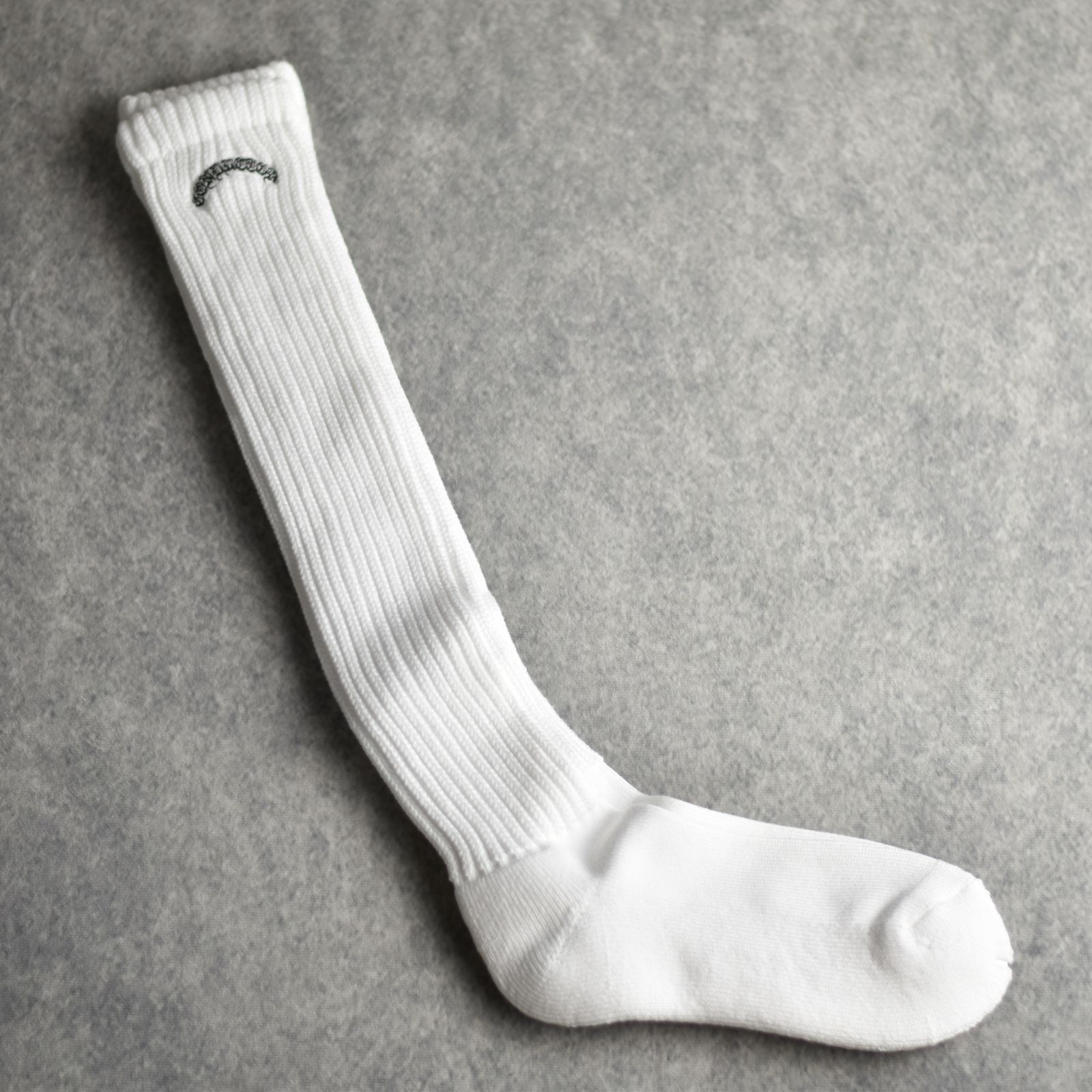 ARCH LOGO EMBROIDERED LOOSE SOCKS (WHT) / アーチロゴ刺繍 ルーズソックス 靴下