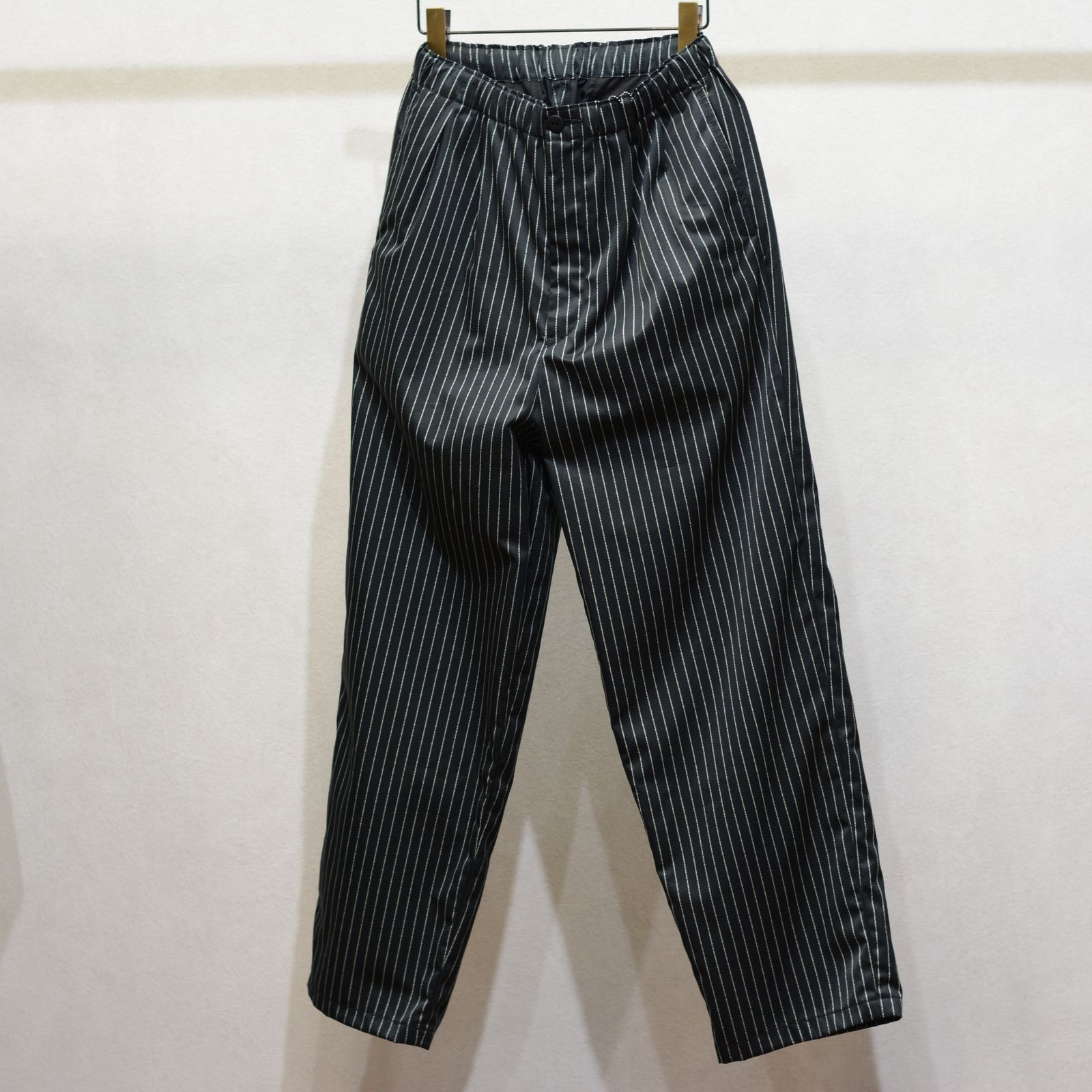 コットンウォバッシュ抜染プリント テーパードパンツ （BLK）