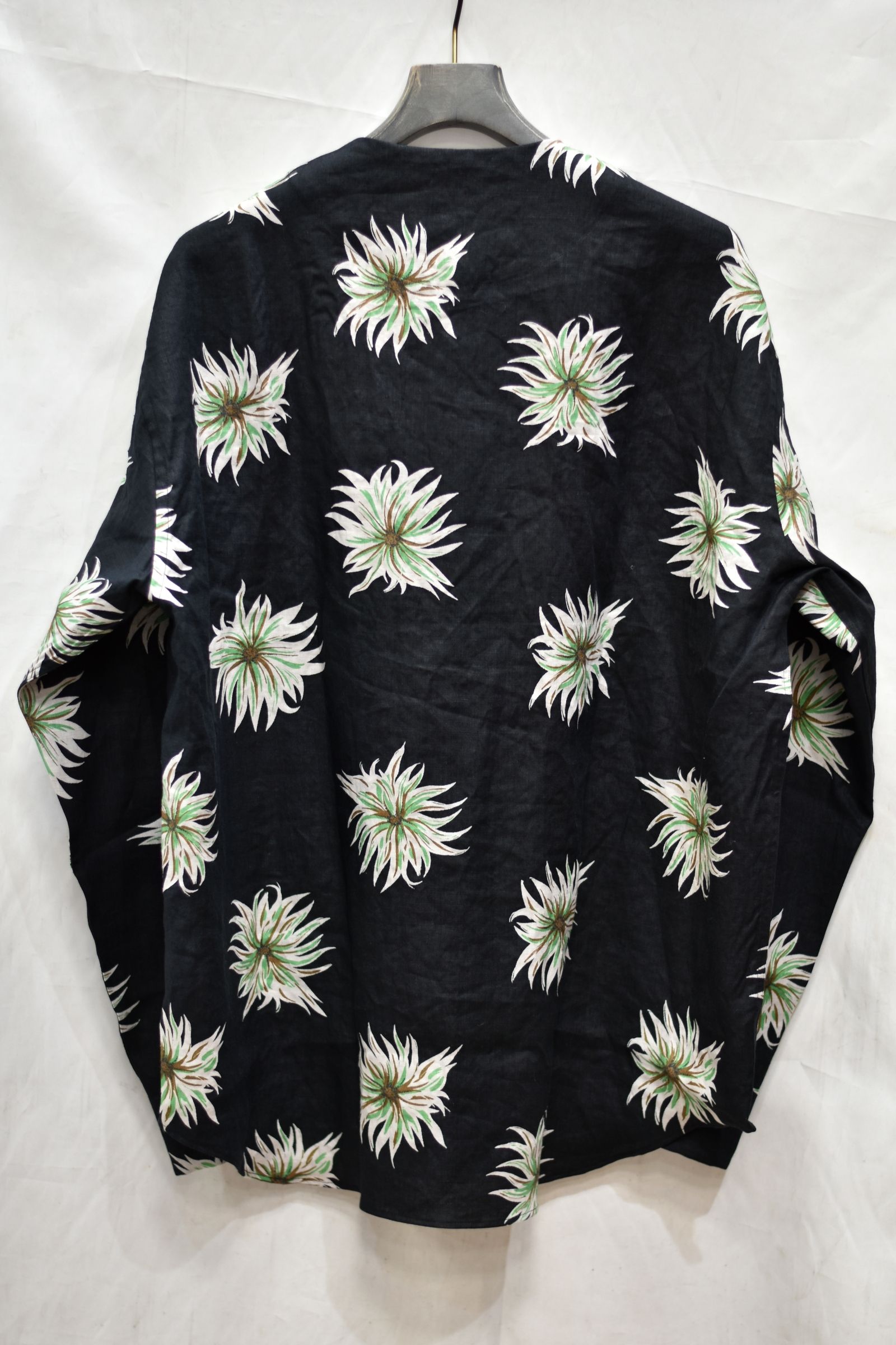 ALLOVER FLOWER PATTERN L/S NO COLLAR LINEN SHIRT (BLACK)