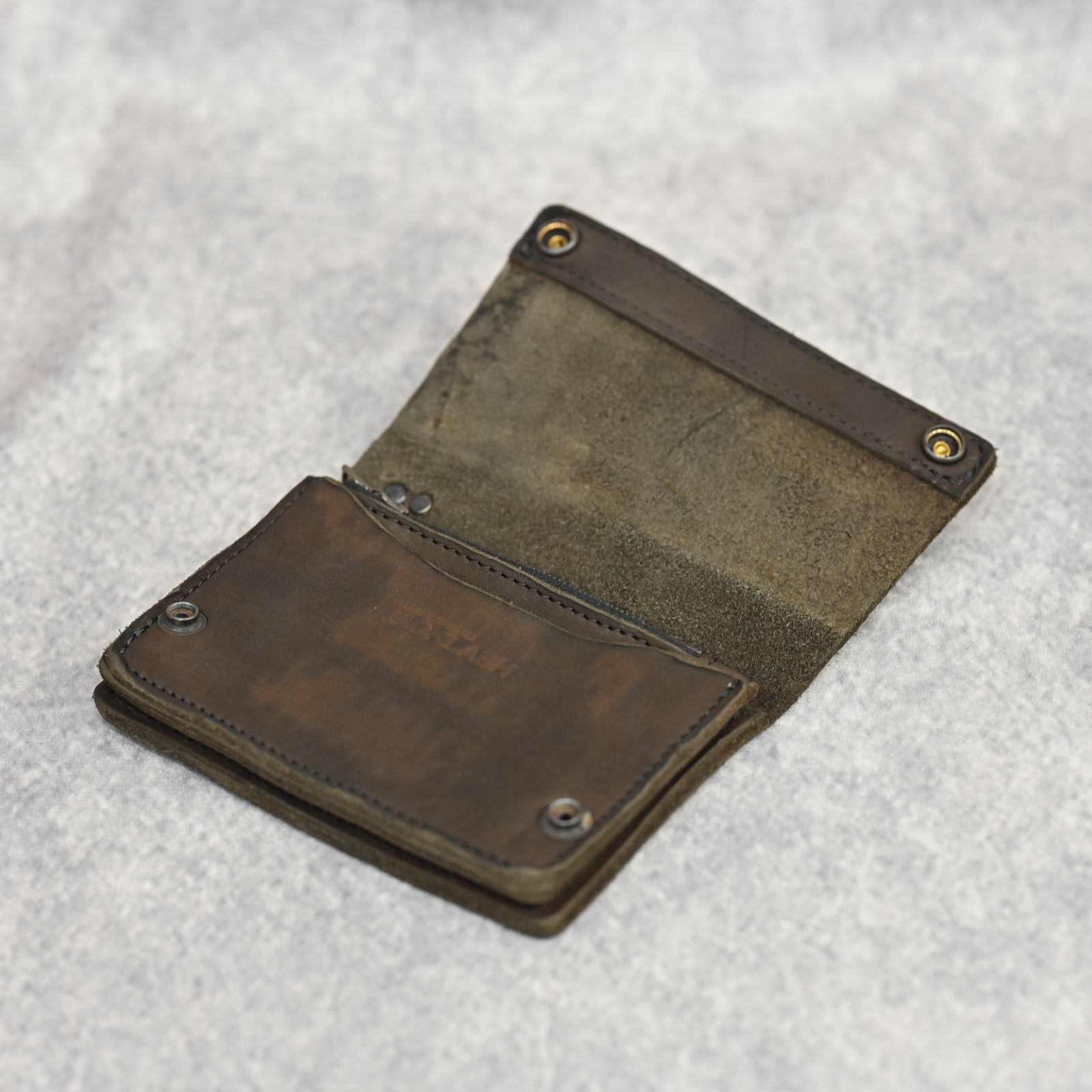 ジャパンショルダー製品染め スモールトラッカーウォレット （KHAKI）｜318-37