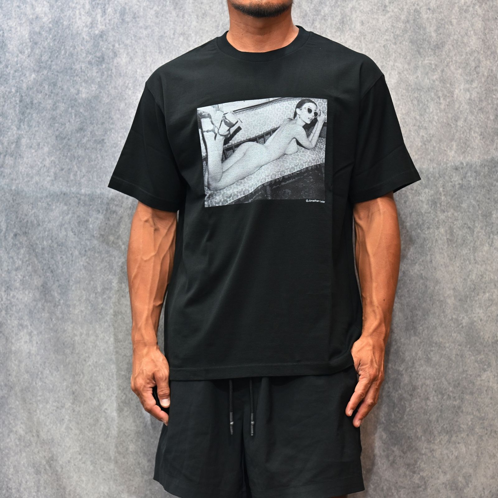 Jonathan Leder × Stie-lo "OLIVIA" Crewneck T-SH （BLACK） / プリントTシャツ （ブラック） 25MND-STL004