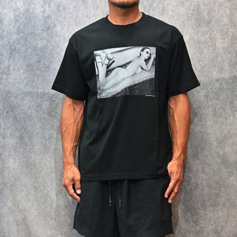 Jonathan Leder × Stie-lo "OLIVIA" Crewneck T-SH （BLACK） / プリントTシャツ （ブラック） 25MND-STL004