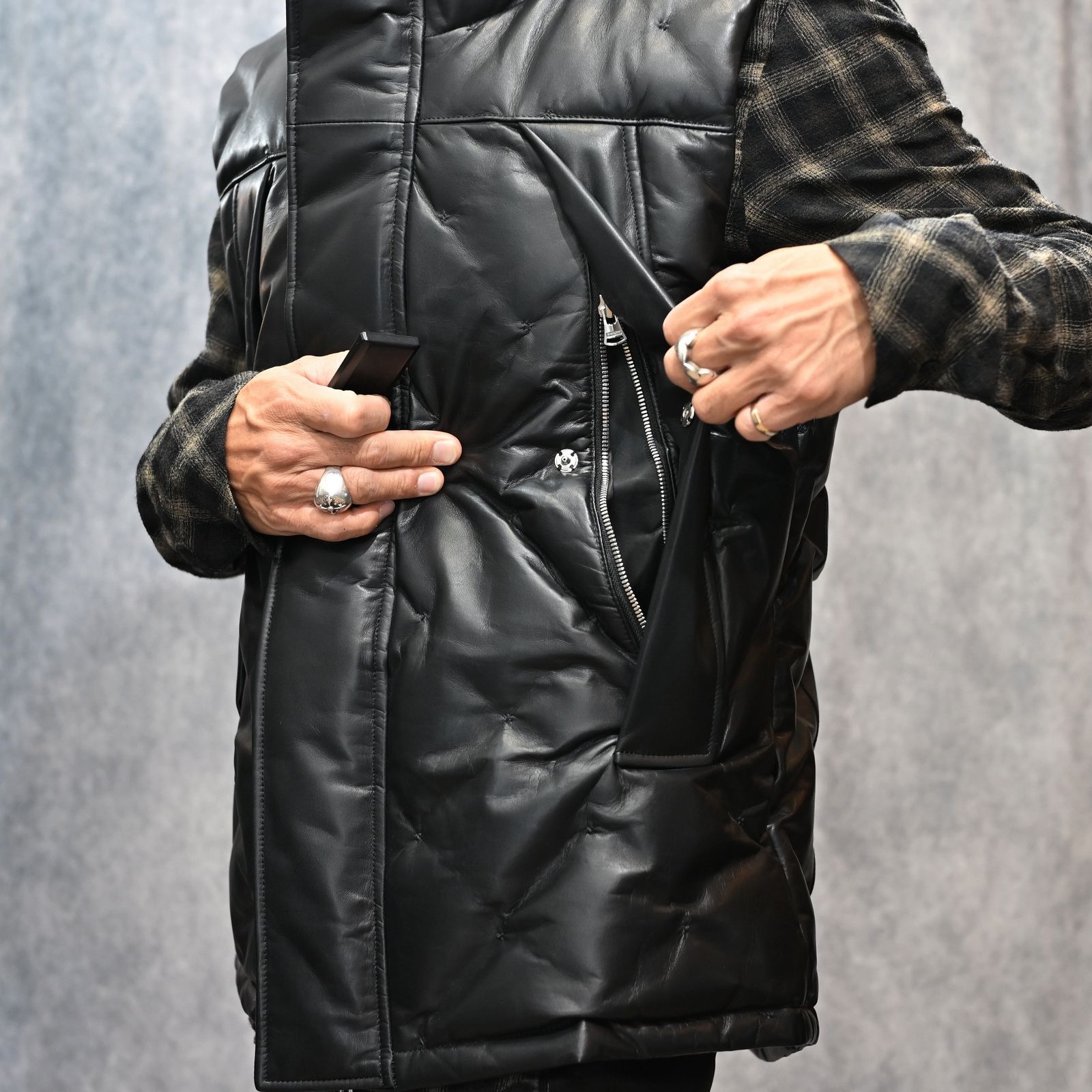 ファニチャーレザー + ポーランドホワイトグース ダウンベスト （BLACK / ブラック） 2031-13