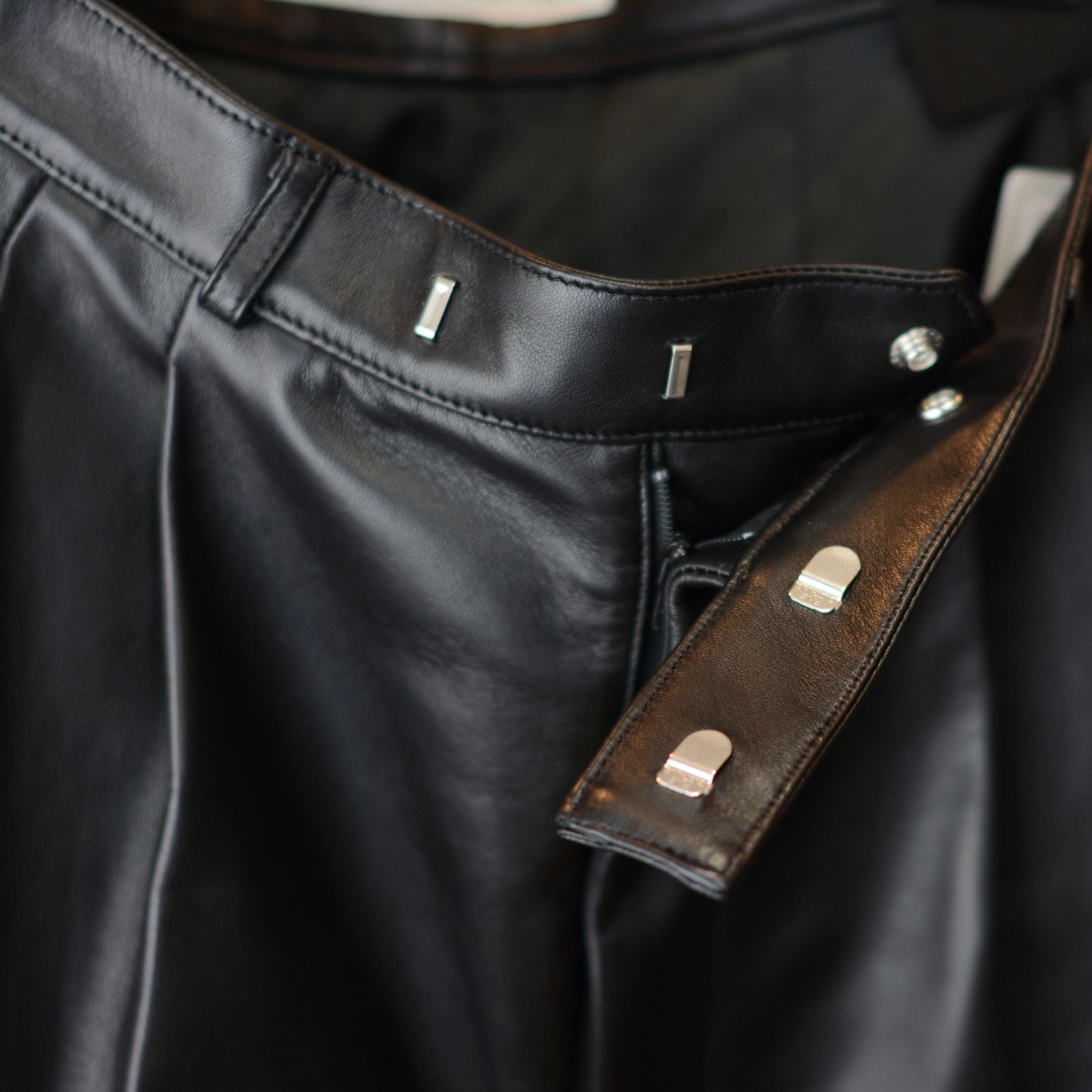 JOHNLAWRENCESULLIVAN - Leather tuck shorts | chord online store