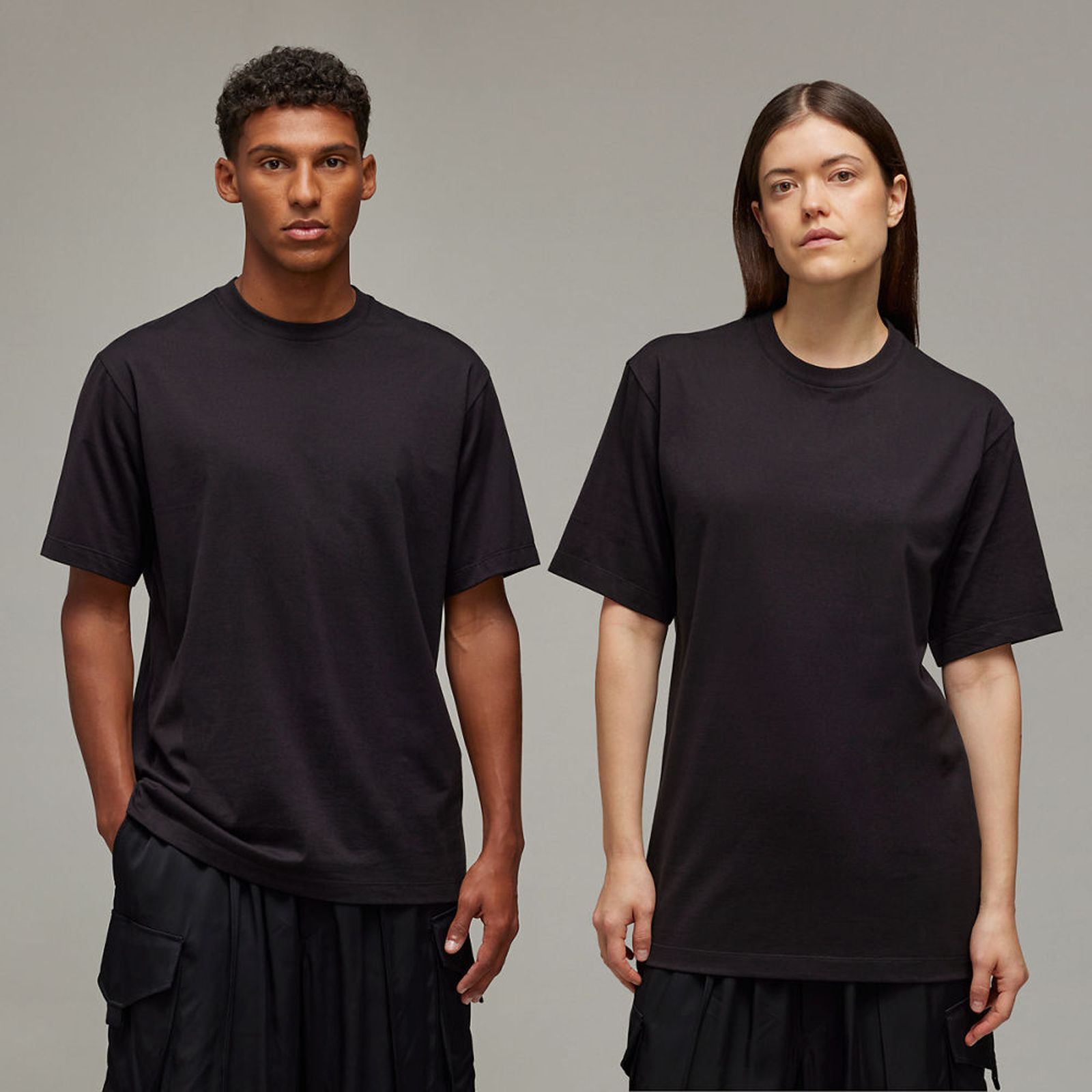 【残りわずか】U GFX SS TEE / ユニセックス グラフィックス ショートスリーブTシャツ (ブラック)