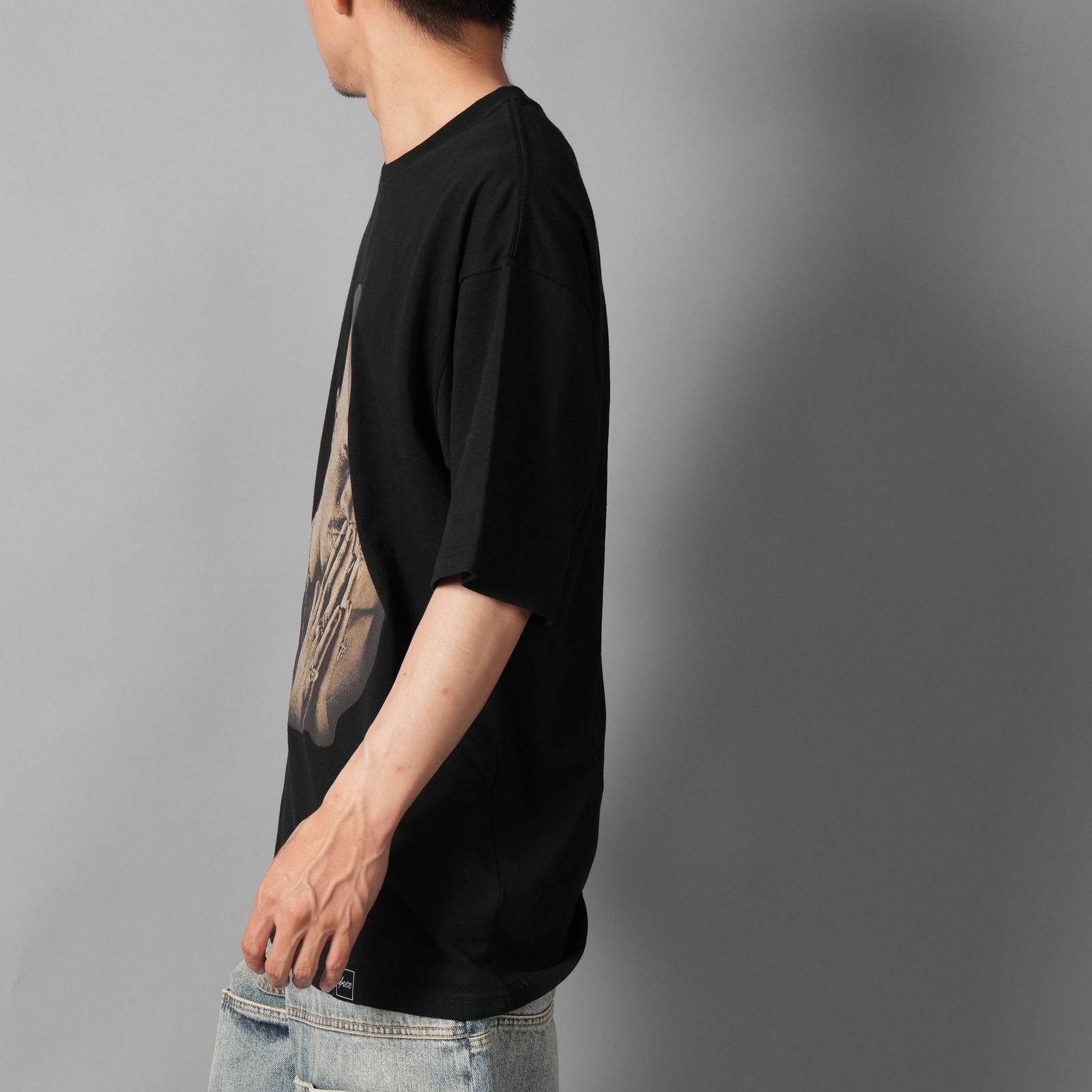 UIZZ-24037 / Tupac / All Eyez On Me Trk List SS / Tシャツ (ブラック)