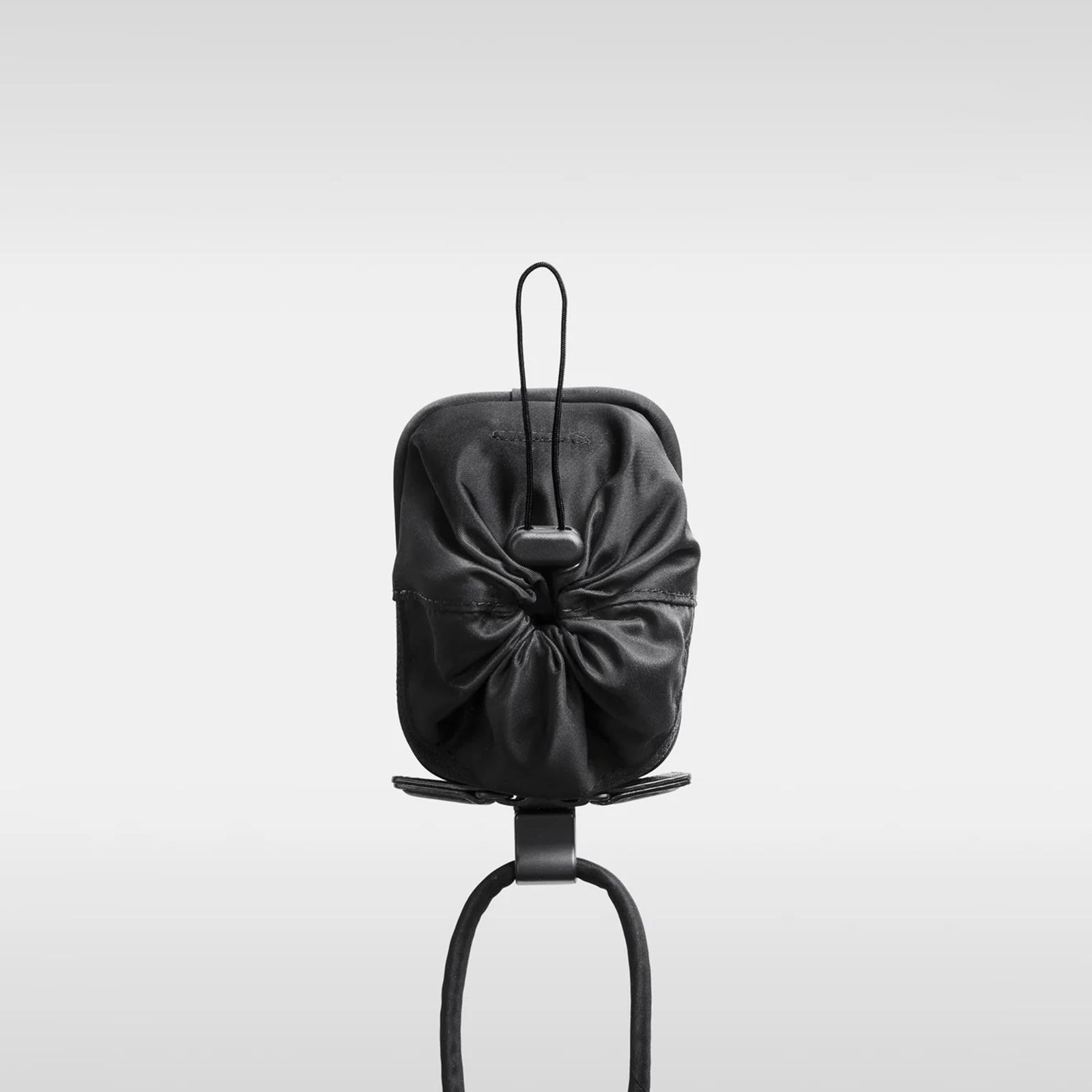 【ラスト1点】デタッチャブルストラップ付iPhoneアクセサリー ナイロンパース (ブラック)