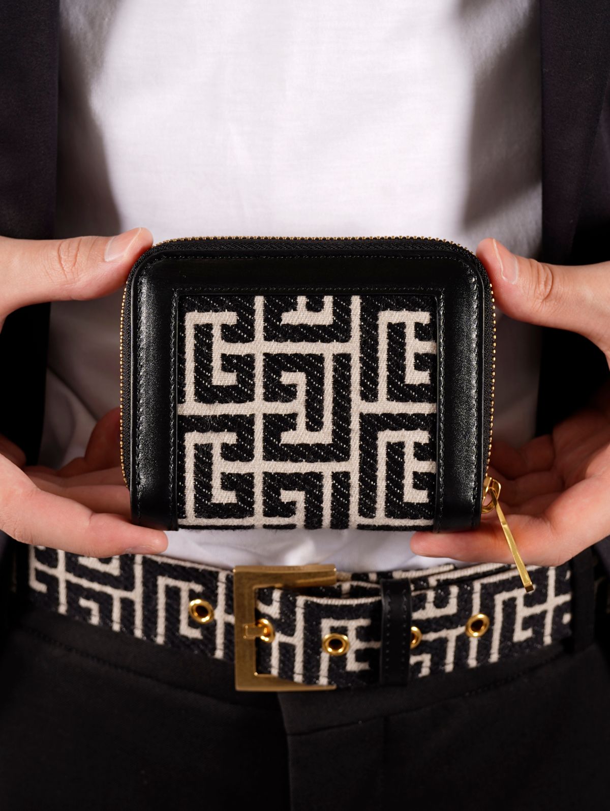 【ラスト1点】BF1 1945 FLAP ZIPPED COMPACT WALLET-MONOGRAM / モノグラム ジャカード ジップ コインポーチ (ミニ財布) / ブラウン / カーフスキン