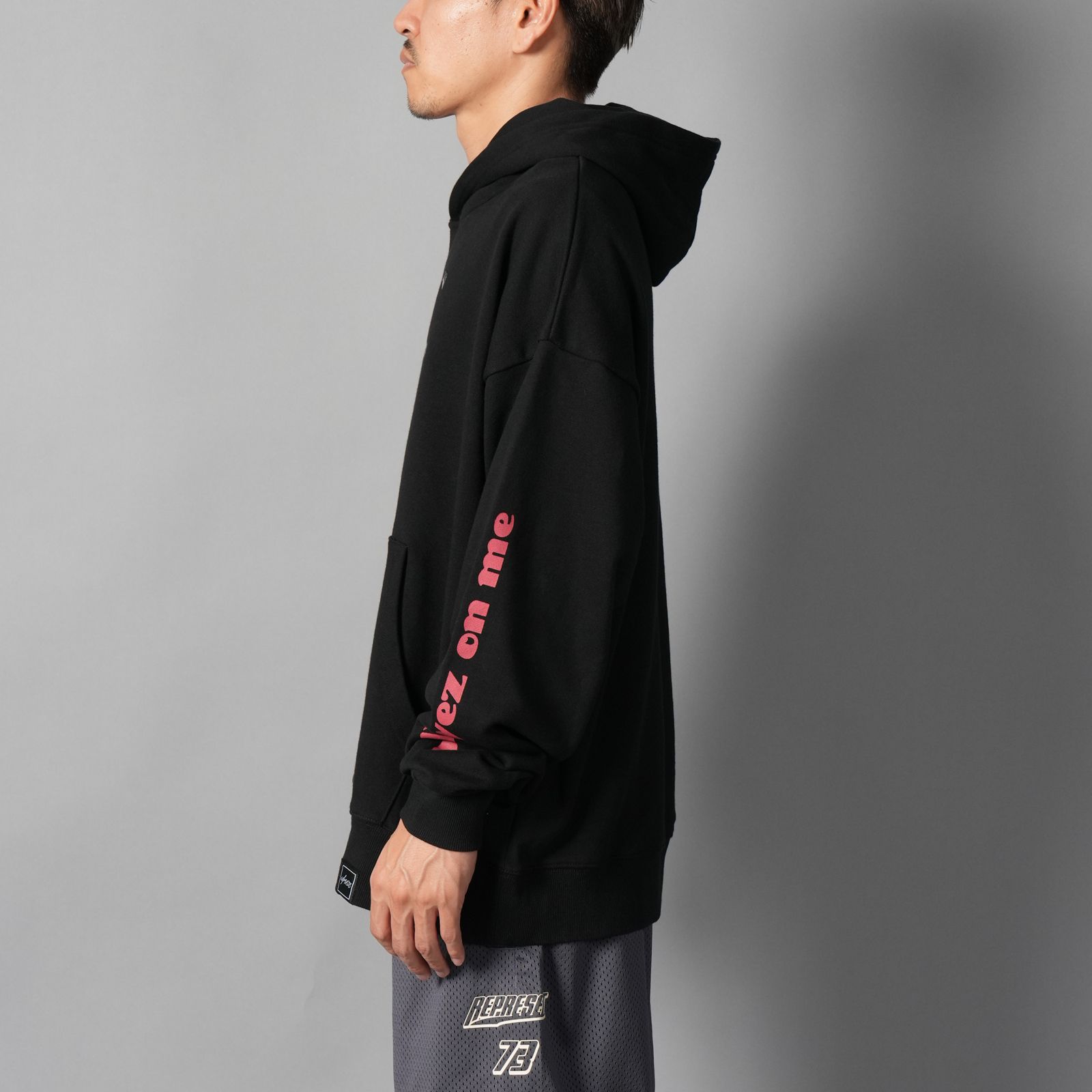 UIZZ-24040 / Tupac / All Eyez On Me Back Hoodie / パーカー (ブラック)