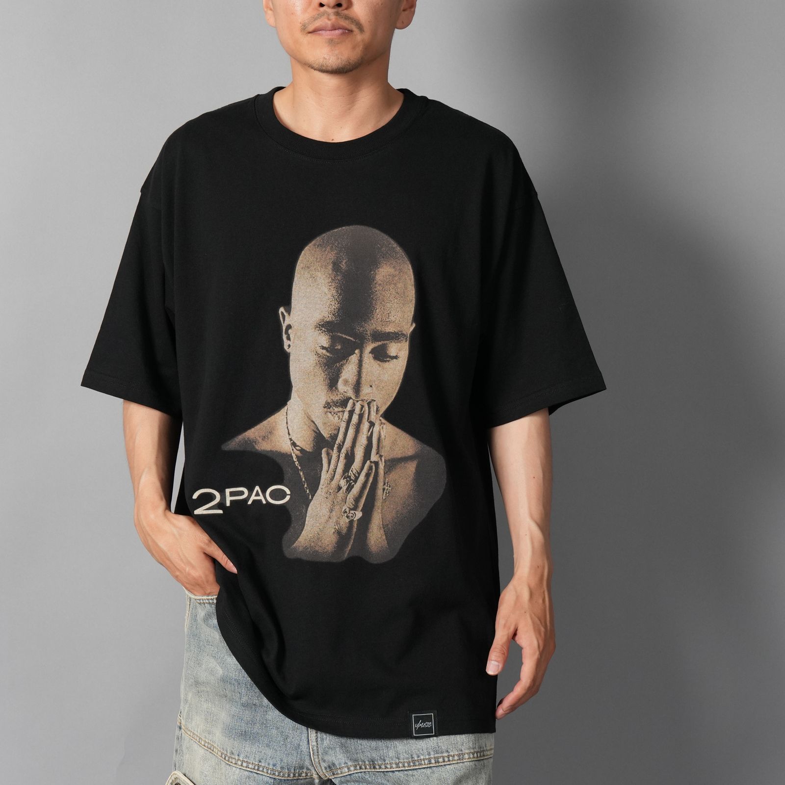 UIZZ-24037 / Tupac / All Eyez On Me Trk List SS / Tシャツ (ブラック)