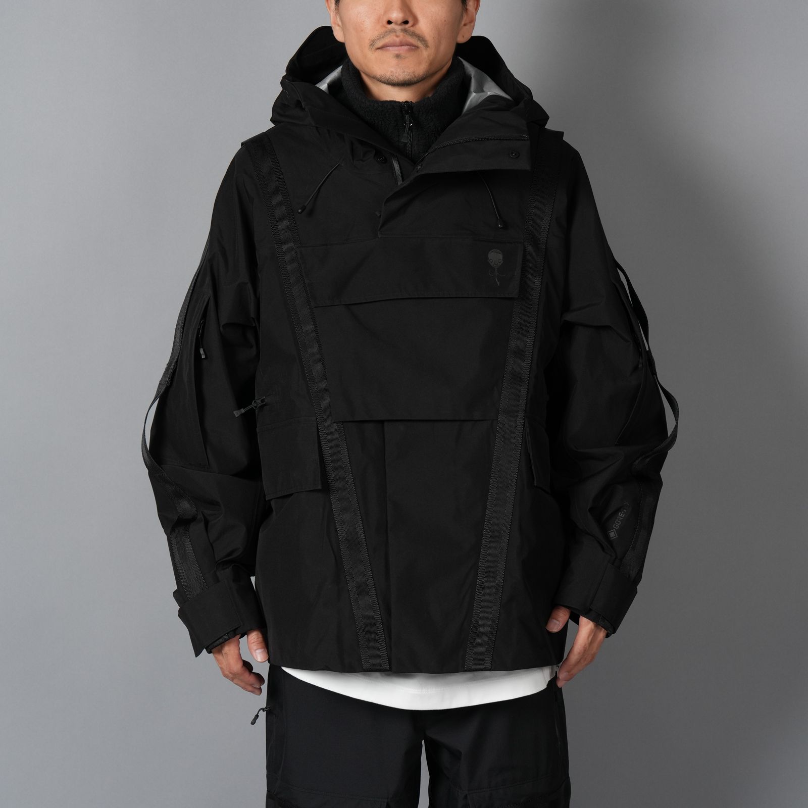 【限定】【D-VEC×ALMOSTBLACK】GORE-TEX 3L w/ POLARTEC DETACHABLE SHELL / マウンテンパーカ [防水・防風] (ブラック)