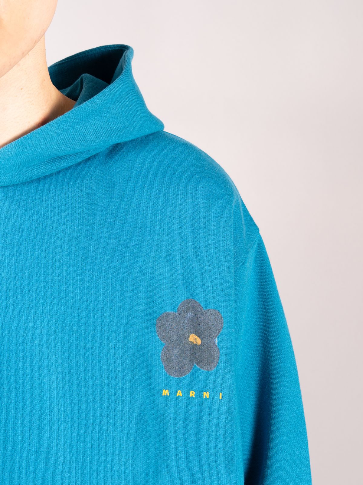 ブラックDAISYプリント ブルーコットン地 フード付きスウェットシャツ (ブルー) - 48