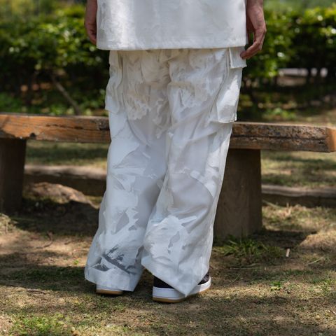 生地を溶かすことによって透け感のあるデザインへと仕上げたオープンカラーシャツ。