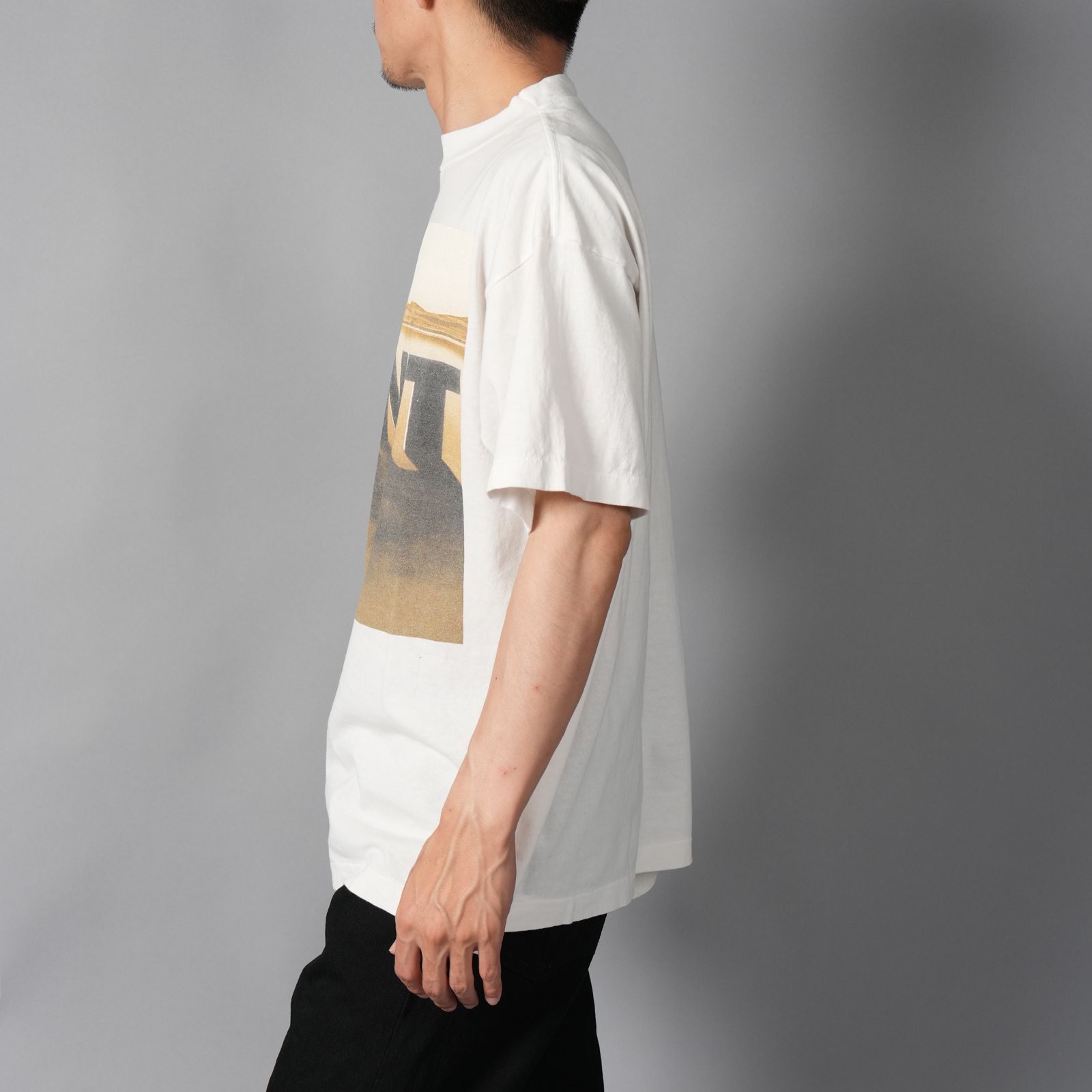 【残りわずか】【コラボ】SM-MK1-0000-C15 / KK_SS T-SHIRT / DESERT / WHITE / Tシャツ (ホワイト)