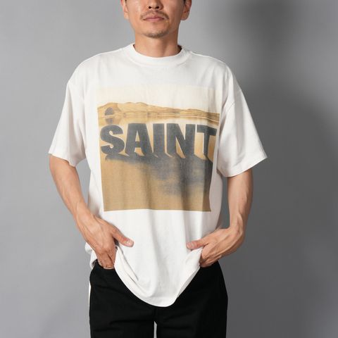 【コラボ】SM-MK1-0000-C15 / KK_SS T-SHIRT / DESERT / WHITE / Tシャツ (ホワイト)