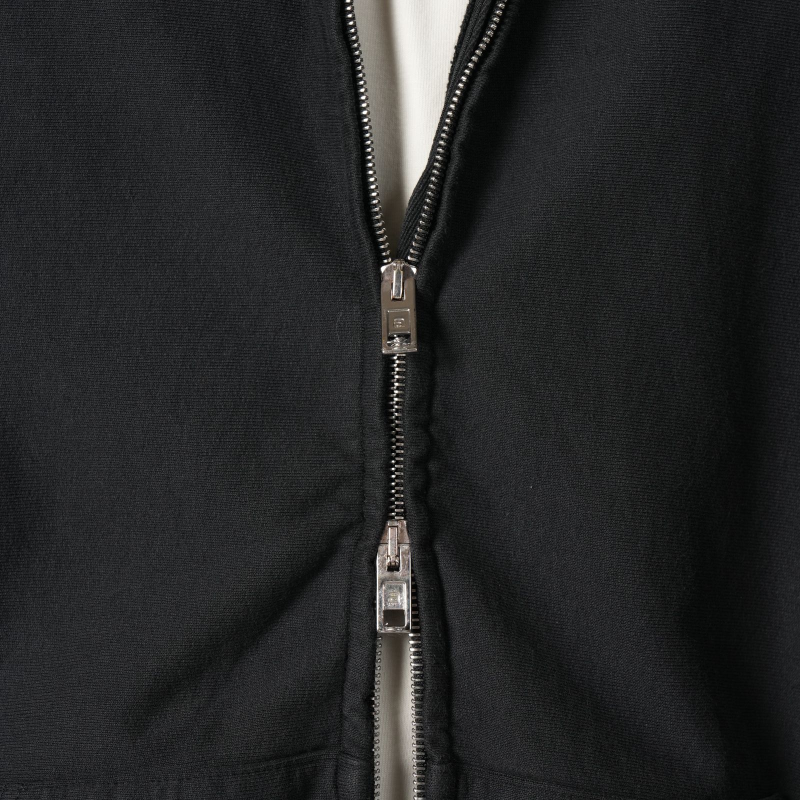 【残りわずか】OVERSIZED ZIP-UP HOODIE W/ LOGO PRINT / オーバーサイズ ジップアップフーディー ロゴプリント / ジップアップパーカー (ウォッシュドブラック)