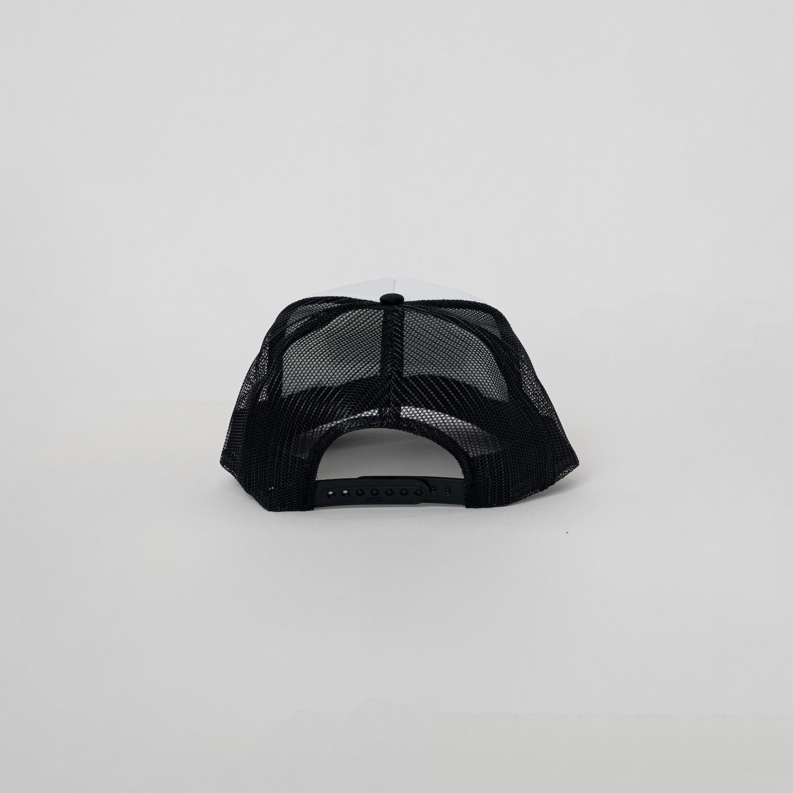 EMBROIDERED TRUCKER CAP "LM CLOTHING"   / メッシュキャップ (ホワイト/ブラック)