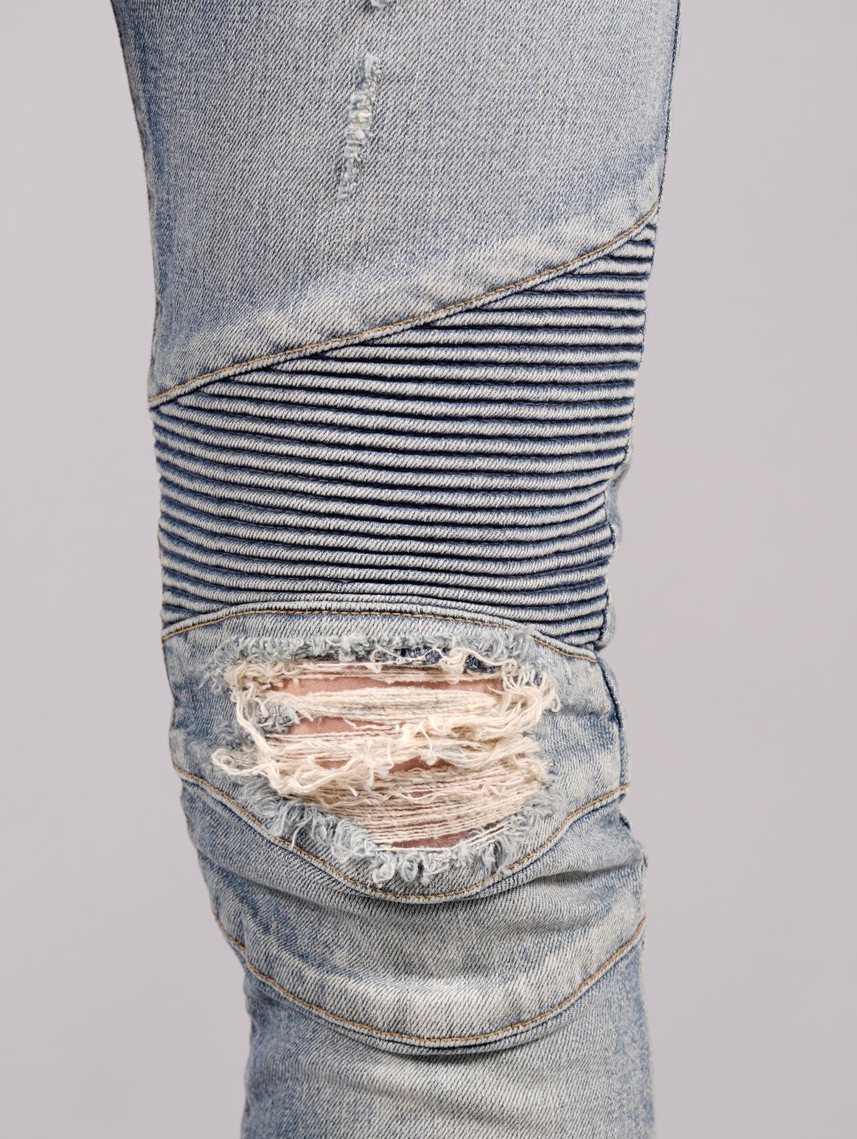 BALMAIN - SLIM DENIM JEAN 15 CM BLEACH DISTRESSED / バイカーパンツ (スリム デニム) / ブルー  / ダメージ加工 / メンズ | Confidence