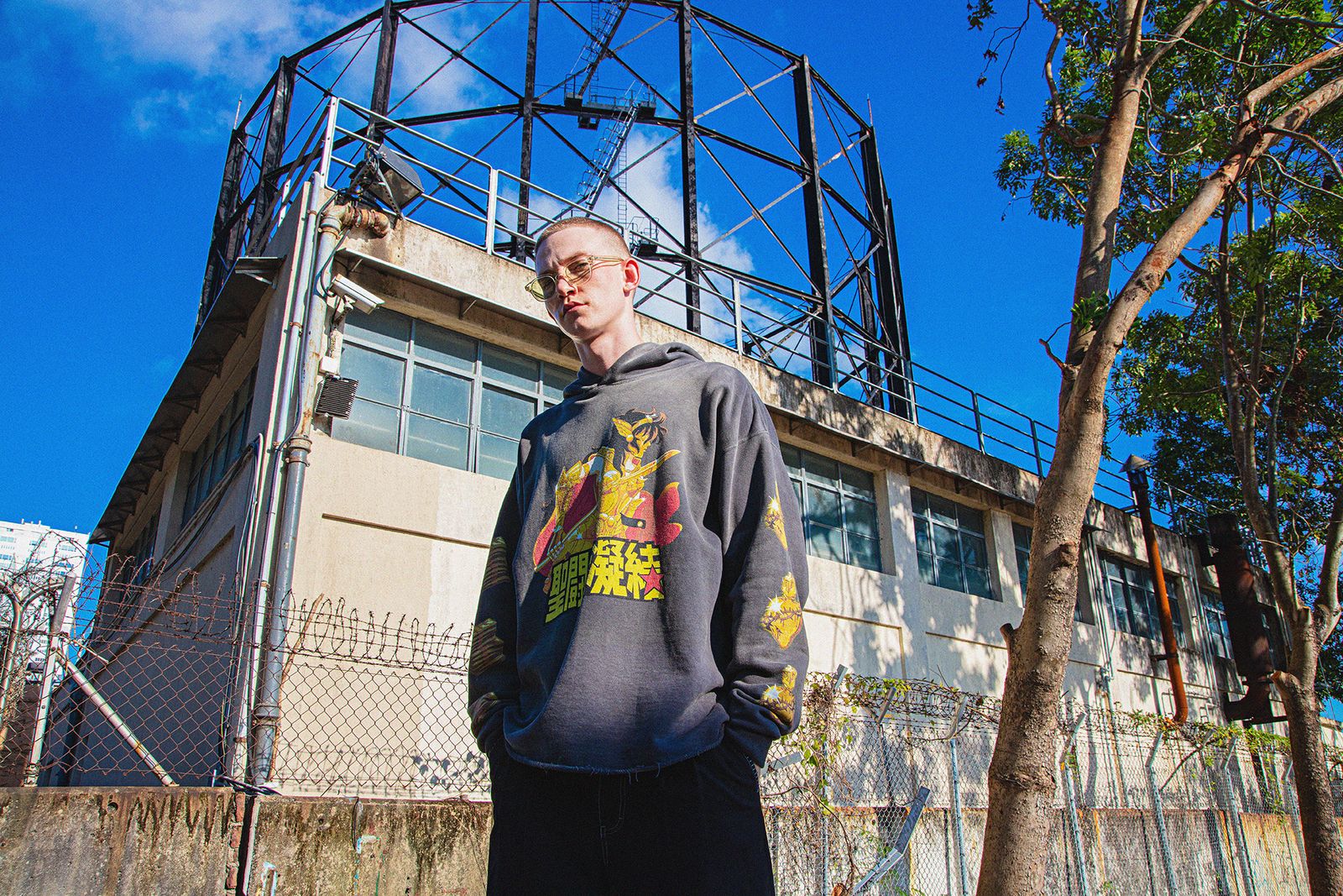 【限定】SM-A23-0000-C06 / CL_HOODIE / 聖闘士 / プルオーバフーディー 【クロップド】 (ブラック)