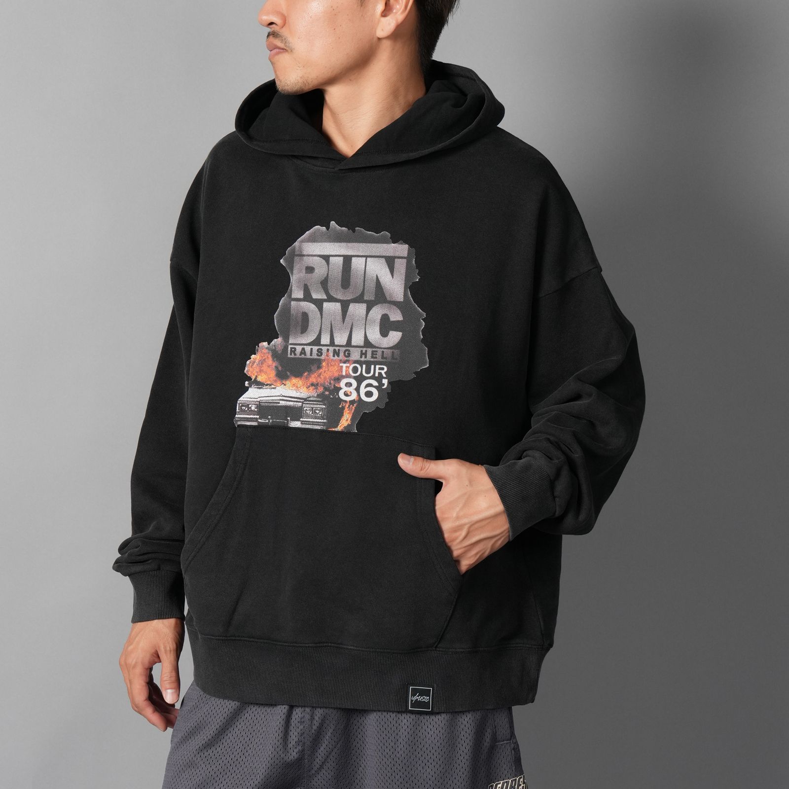 UIZZ-23972 / RUN DMC / Tour86 Hoodie / パーカー (ブラック)