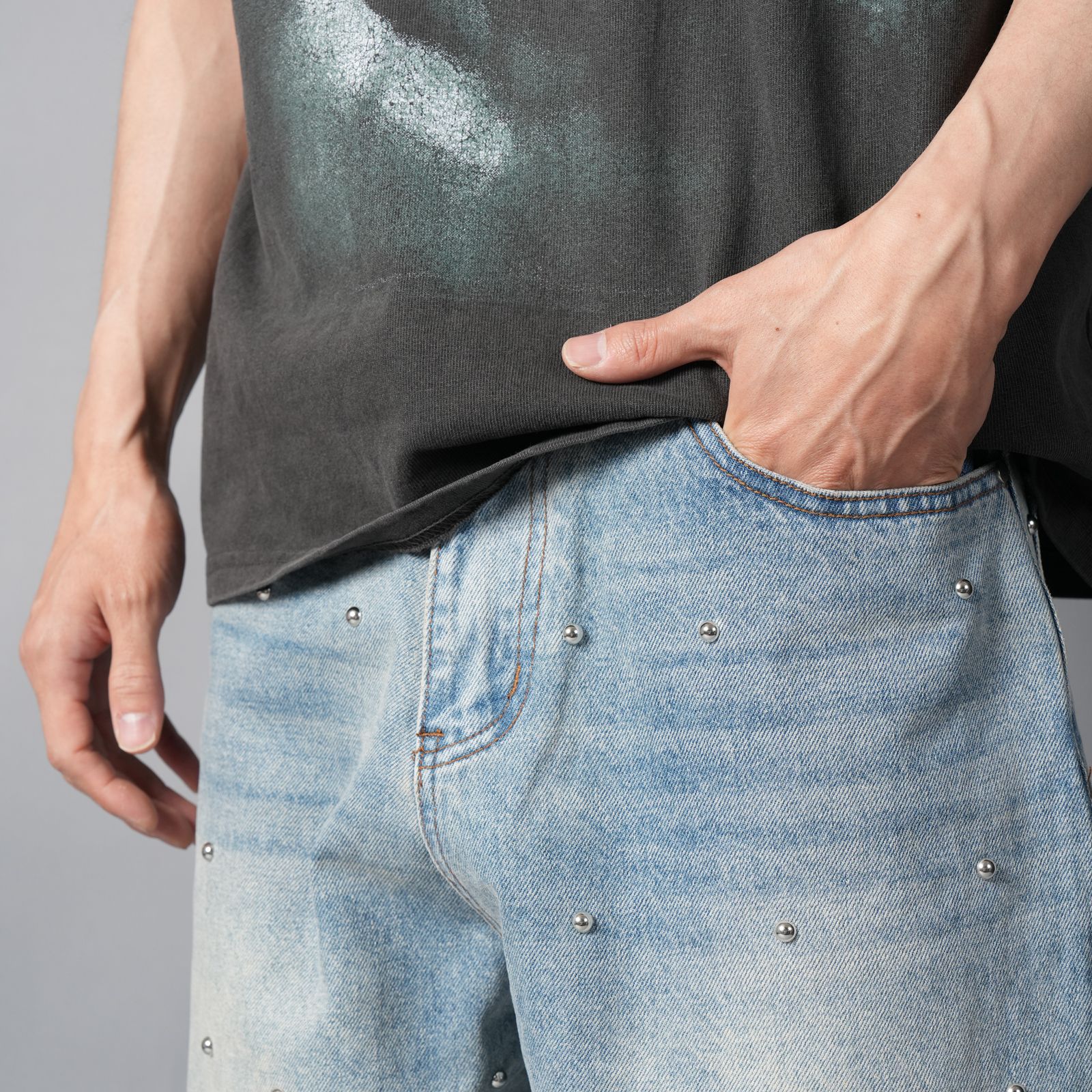 LAX, baggy studded denim (light wash) / デニムパンツ (ウォッシュドブルー)