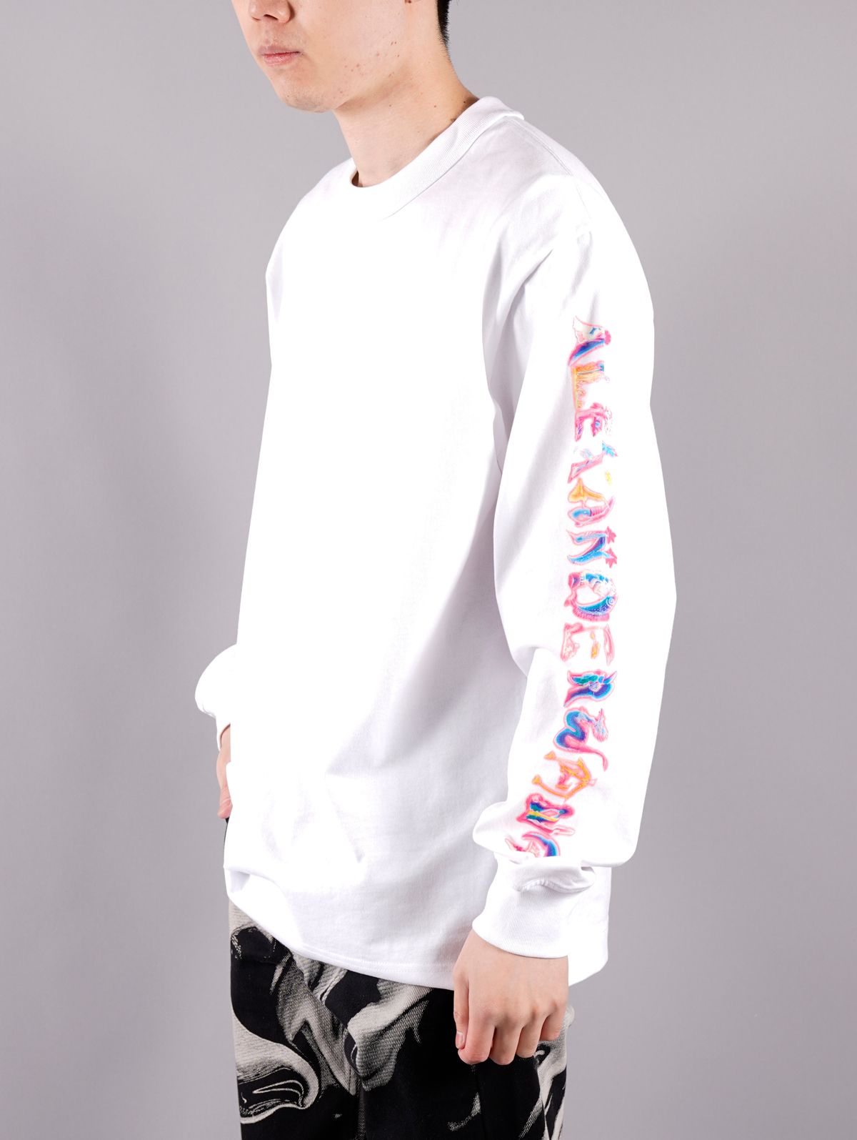 ラスト1点 / LONG SLEEVE SHIRT WITH LOGO GRAPHIC / ロングスリーブシャツ ウィズ ロゴ グラフィック (ホワイト)