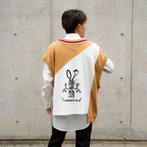 コットン素材を使用したアシンメトリーのニットベスト