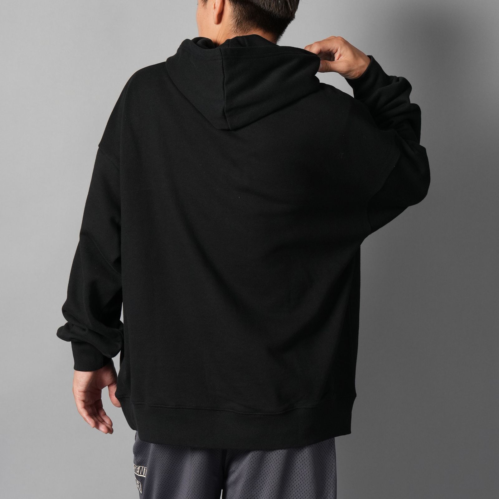 UIZZ-24040 / Tupac / All Eyez On Me Back Hoodie / パーカー (ブラック)