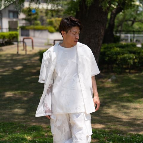 生地を溶かすことによって透け感のあるデザインへと仕上げたオープンカラーシャツ。