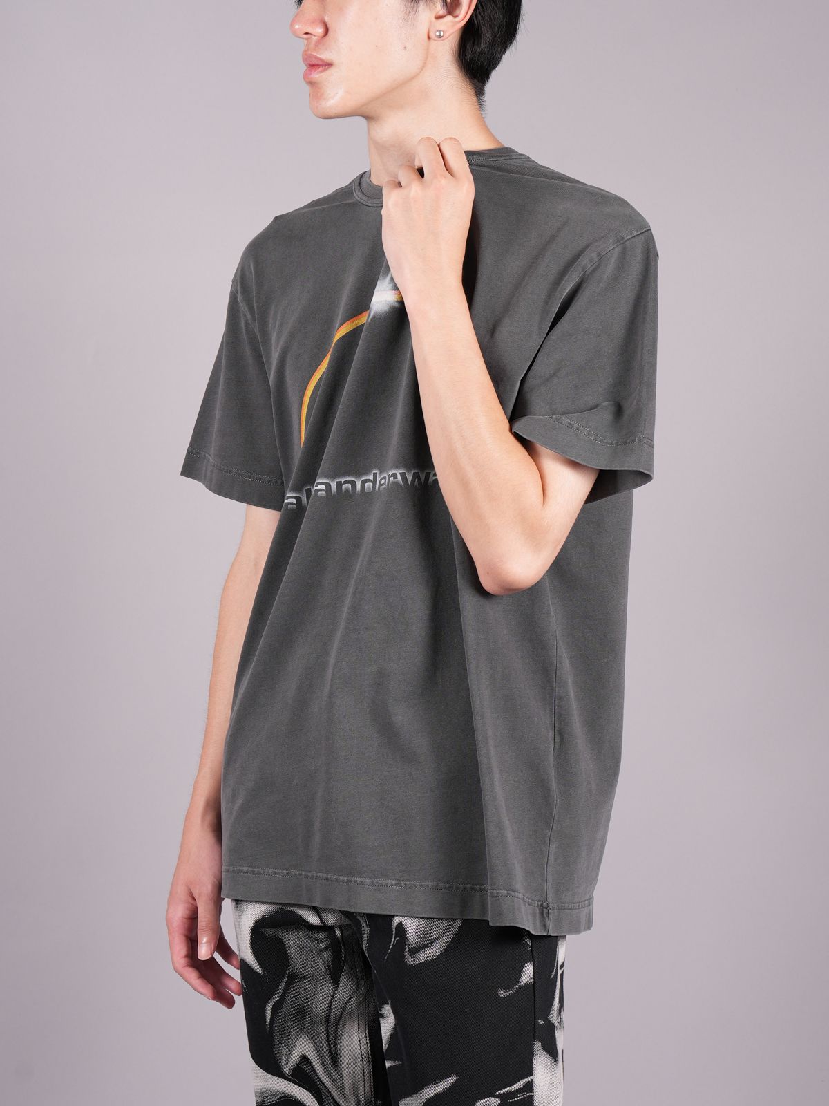 Alexander Wang - ラスト1点 / SHORT SLEEVE TEE WITH BACKLIT LOGO PRINT / バックリット ロゴ  プリント (アシッドブラック) | Confidence