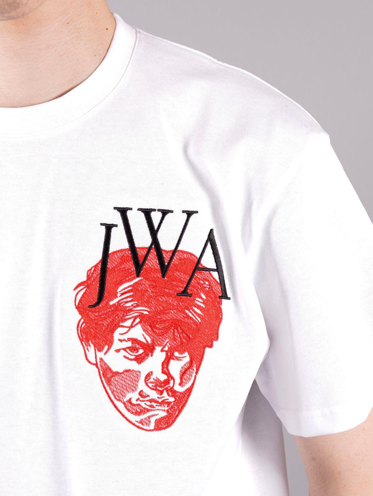 EMBROIDERED FACE JWA T-SHIRT / エンボロイデッド ファイス ジェイダブリュ Tシャツ (ホワイト)
