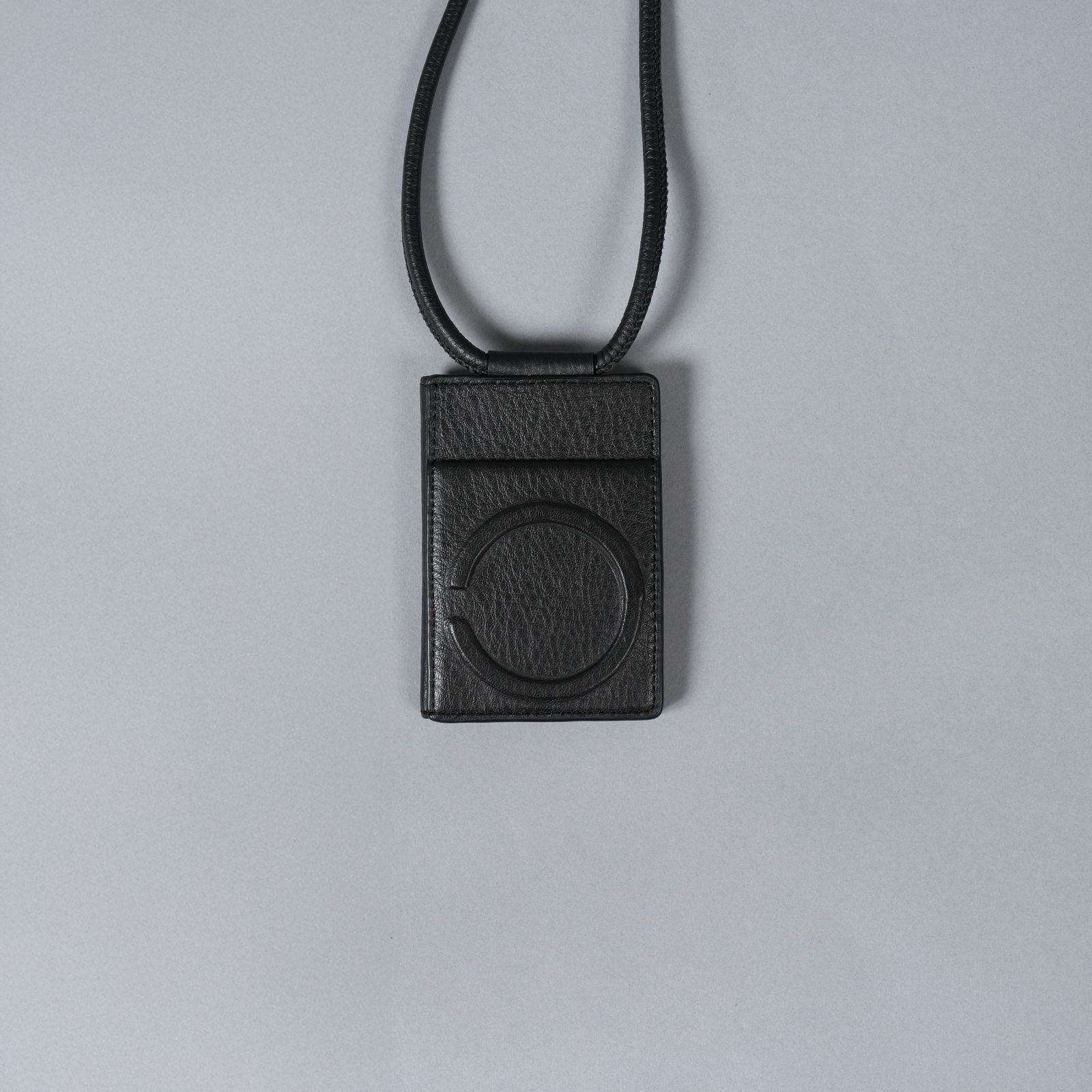 【再入荷】レザーストラップ付iPhoneアクセサリー - カードケース (ブラック)