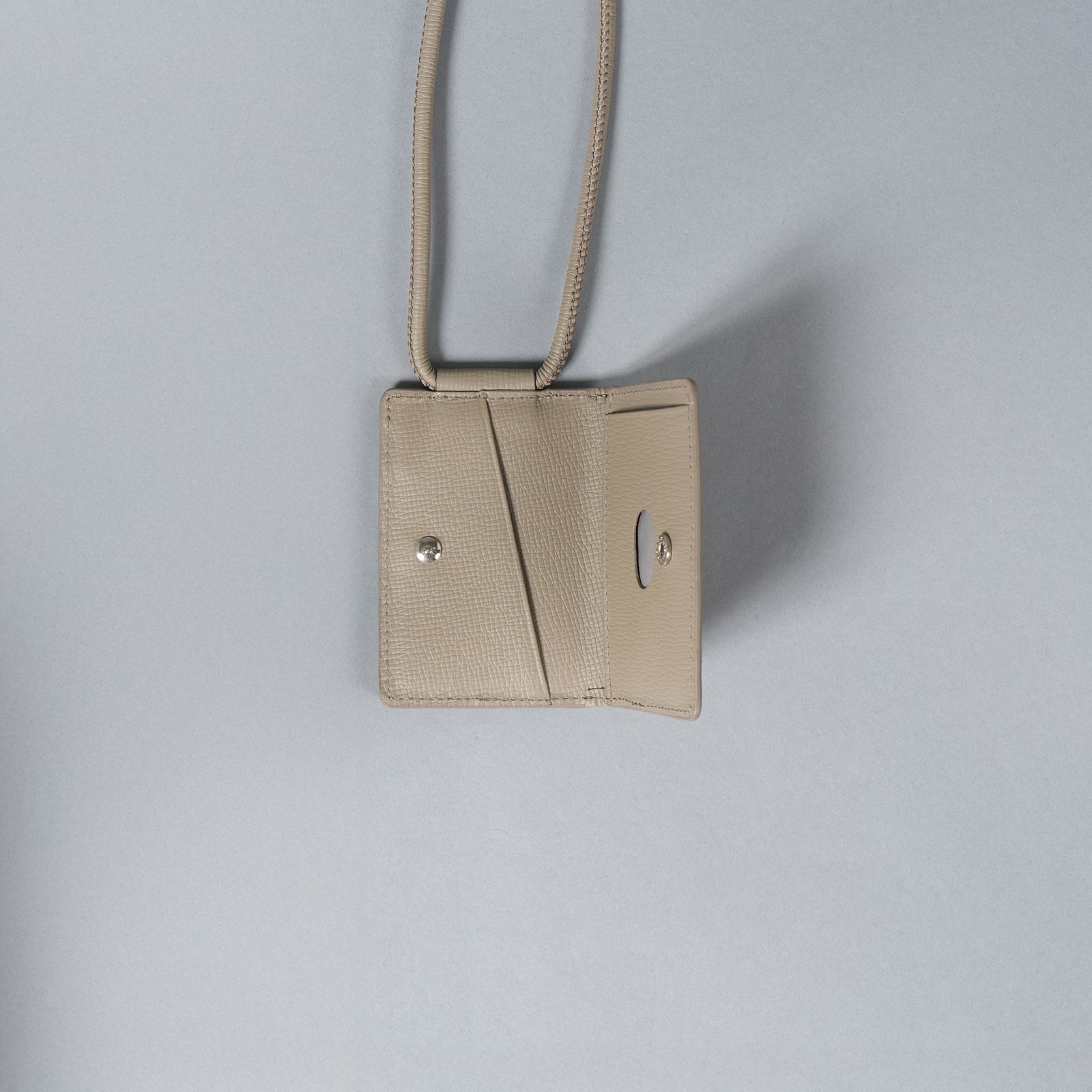 【再入荷】レザーストラップ付iPhoneアクセサリー - カードケース (トープ)