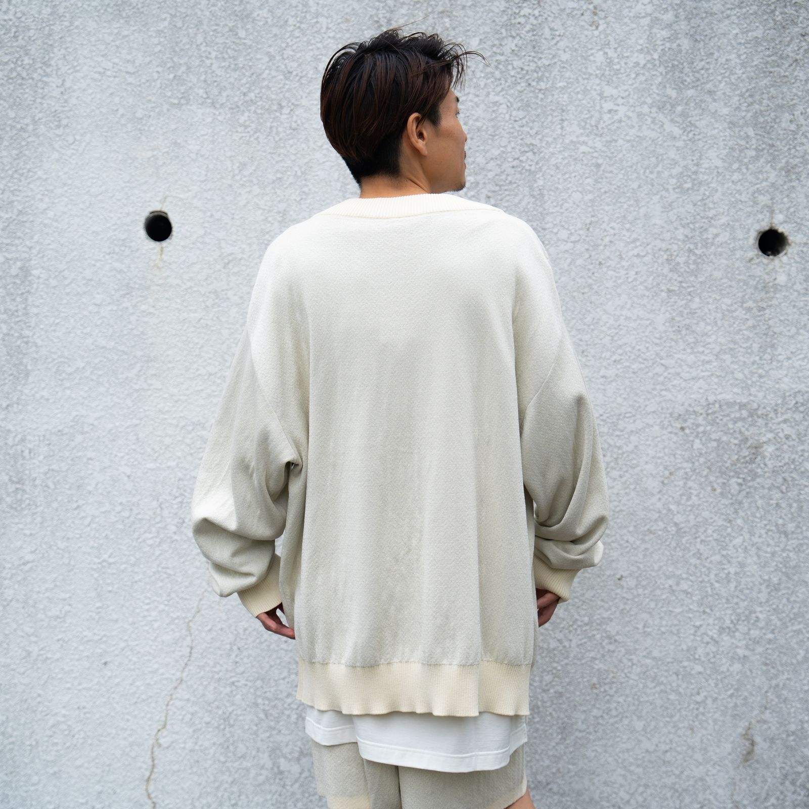 ファッションとスポーツの調和を目指してデザインされた、「Y-3 LOGO KNIT CARDIGAN」。