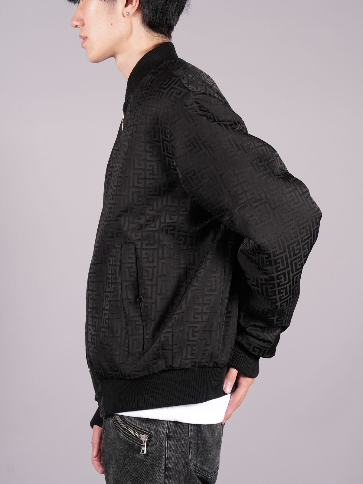 BALMAIN - 【ラスト1点】REVERSIBLE MONOGRAM BOMBER JACKET / モノグラム ボンバージャケット  (リバーシブル) / アイボリー・ブラック / 定番商品 / メンズ | Confidence