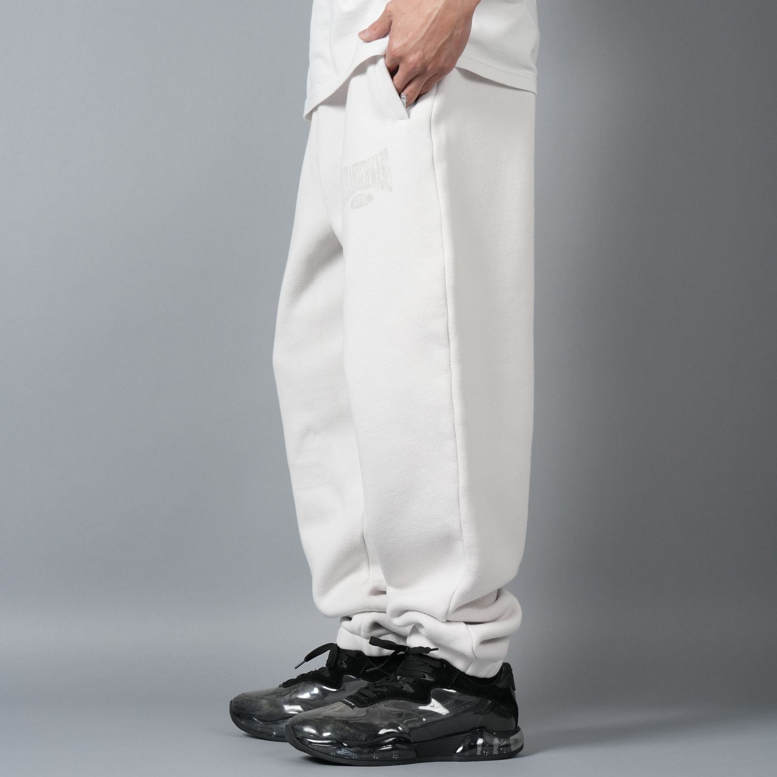 【ラスト1点】GRAPHIC SWEATPANTS / グラフィック クルーネックスウェットパンツ   (ダーティーホワイト)