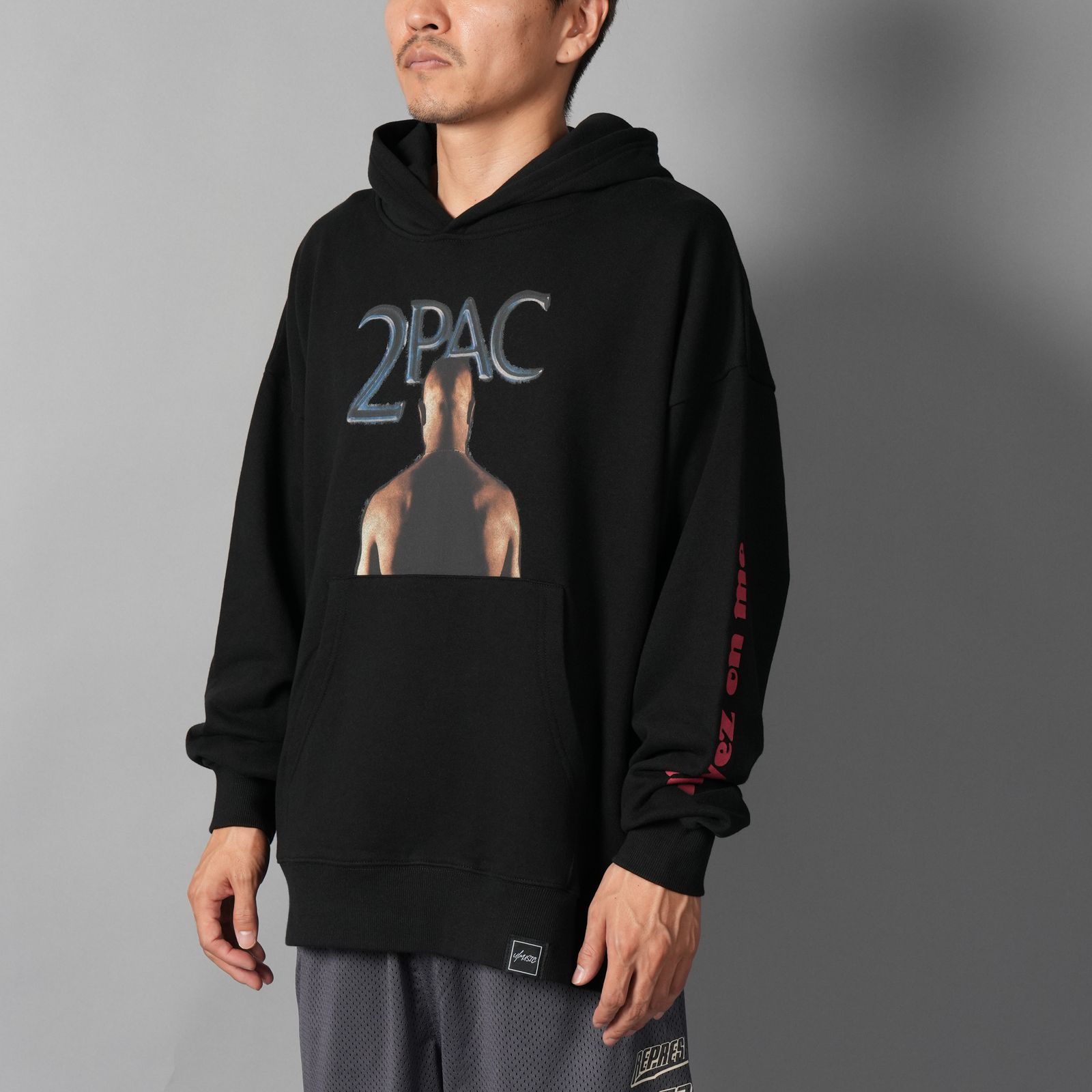 UIZZ-24040 / Tupac / All Eyez On Me Back Hoodie / パーカー (ブラック)