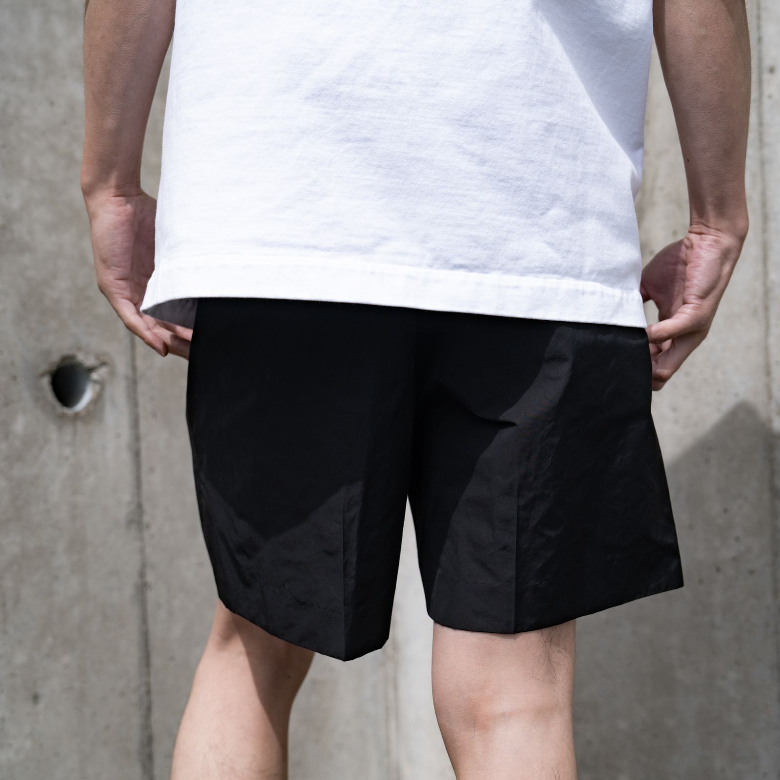 クラシカルな仕立ての2-TUCK TROUSERS