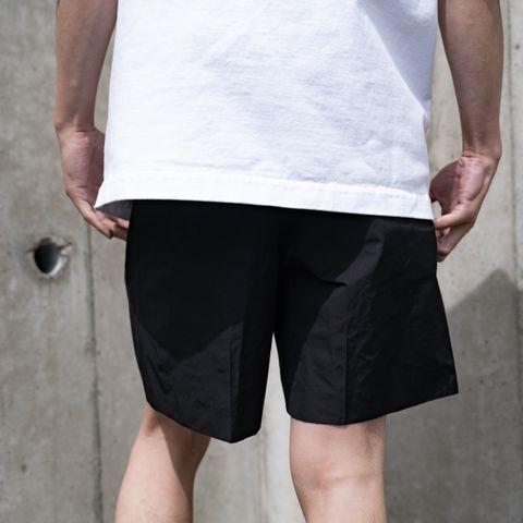 クラシカルな仕立ての2-TUCK TROUSERS