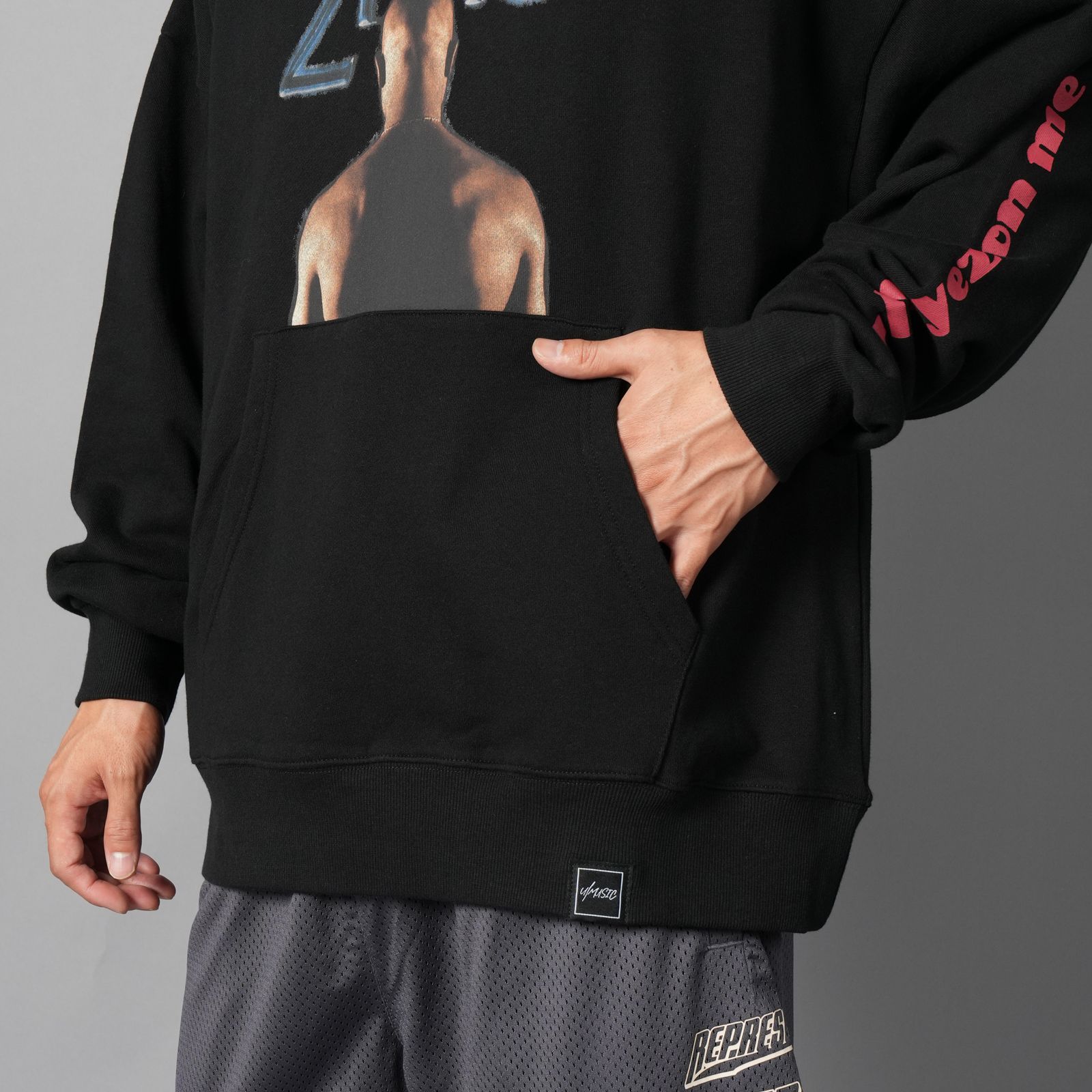 UIZZ-24040 / Tupac / All Eyez On Me Back Hoodie / パーカー (ブラック)