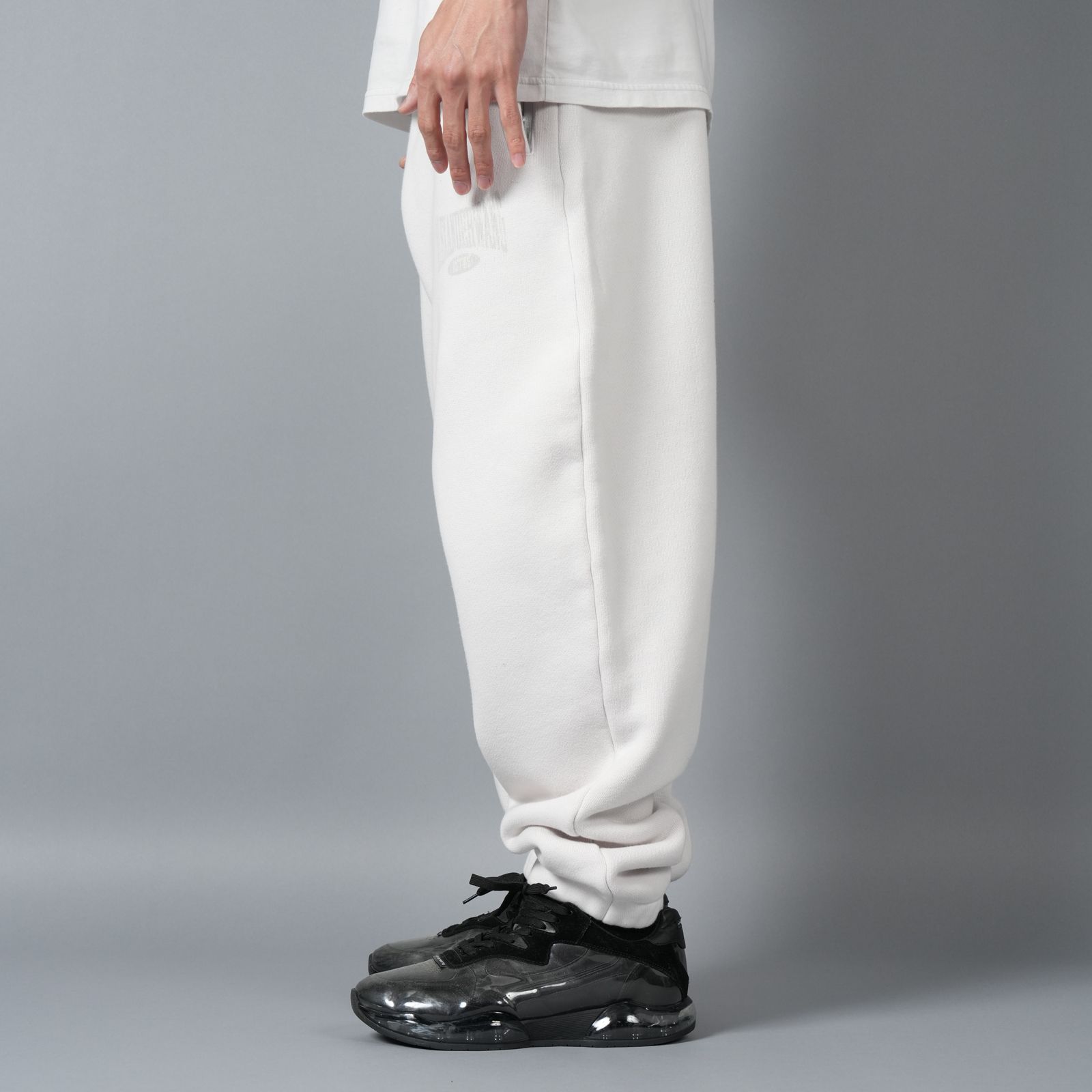 【ラスト1点】GRAPHIC SWEATPANTS / グラフィック クルーネックスウェットパンツ   (ダーティーホワイト)