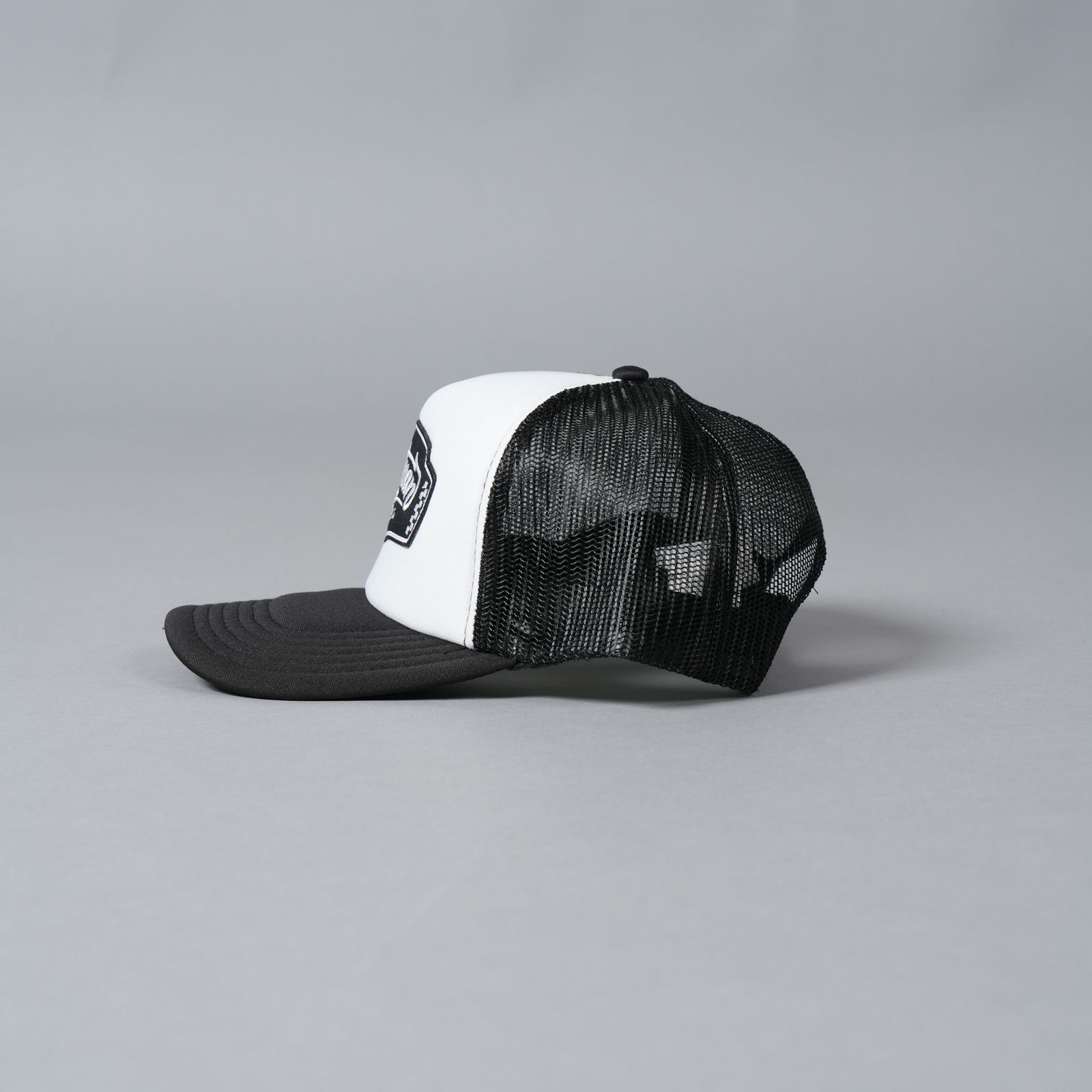 【ラスト1点】EMBROIDERED TRUCKER CAP "LM CLOTHING"   / メッシュキャップ (ホワイト/ブラック)