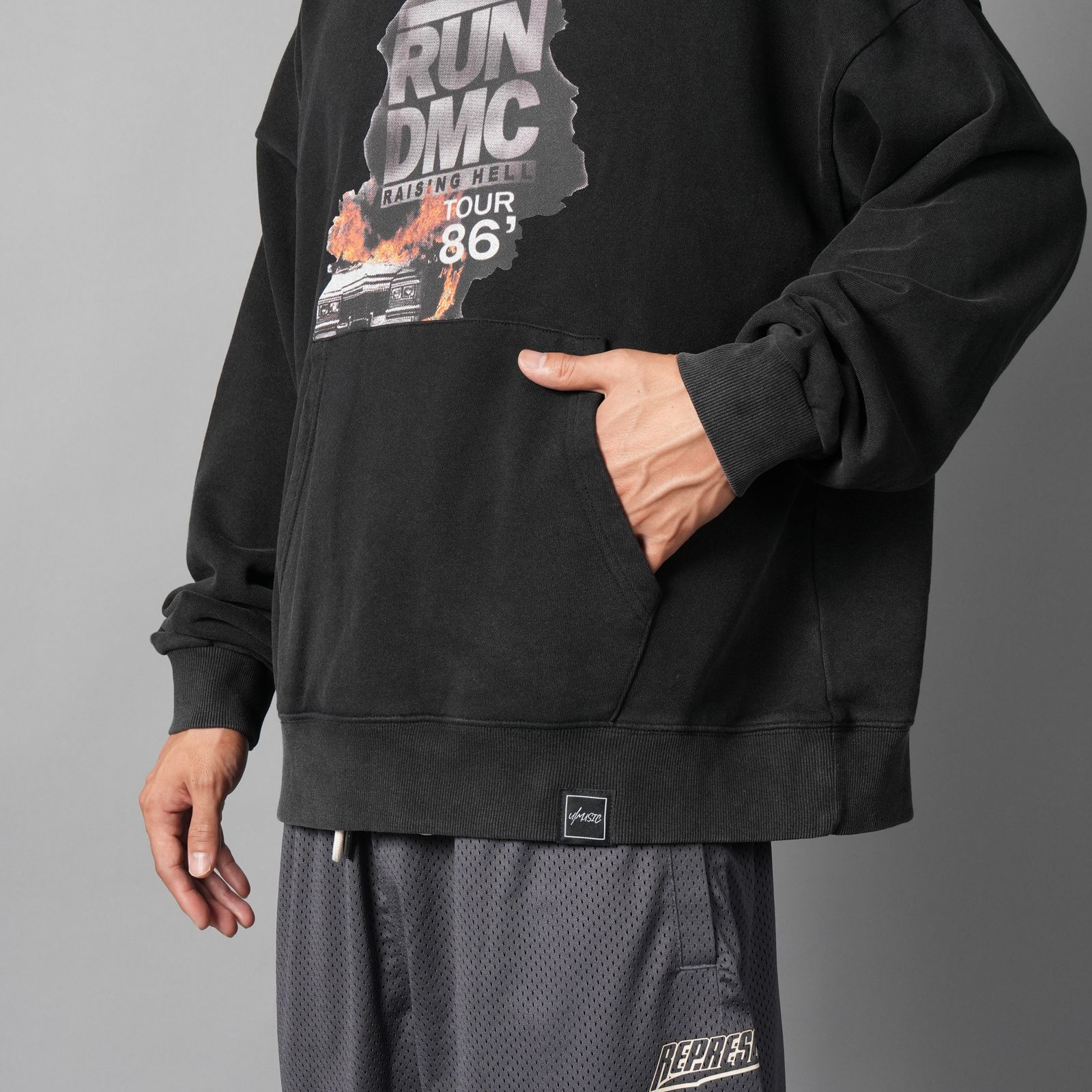 UIZZ-23972 / RUN DMC / Tour86 Hoodie / パーカー (ブラック)